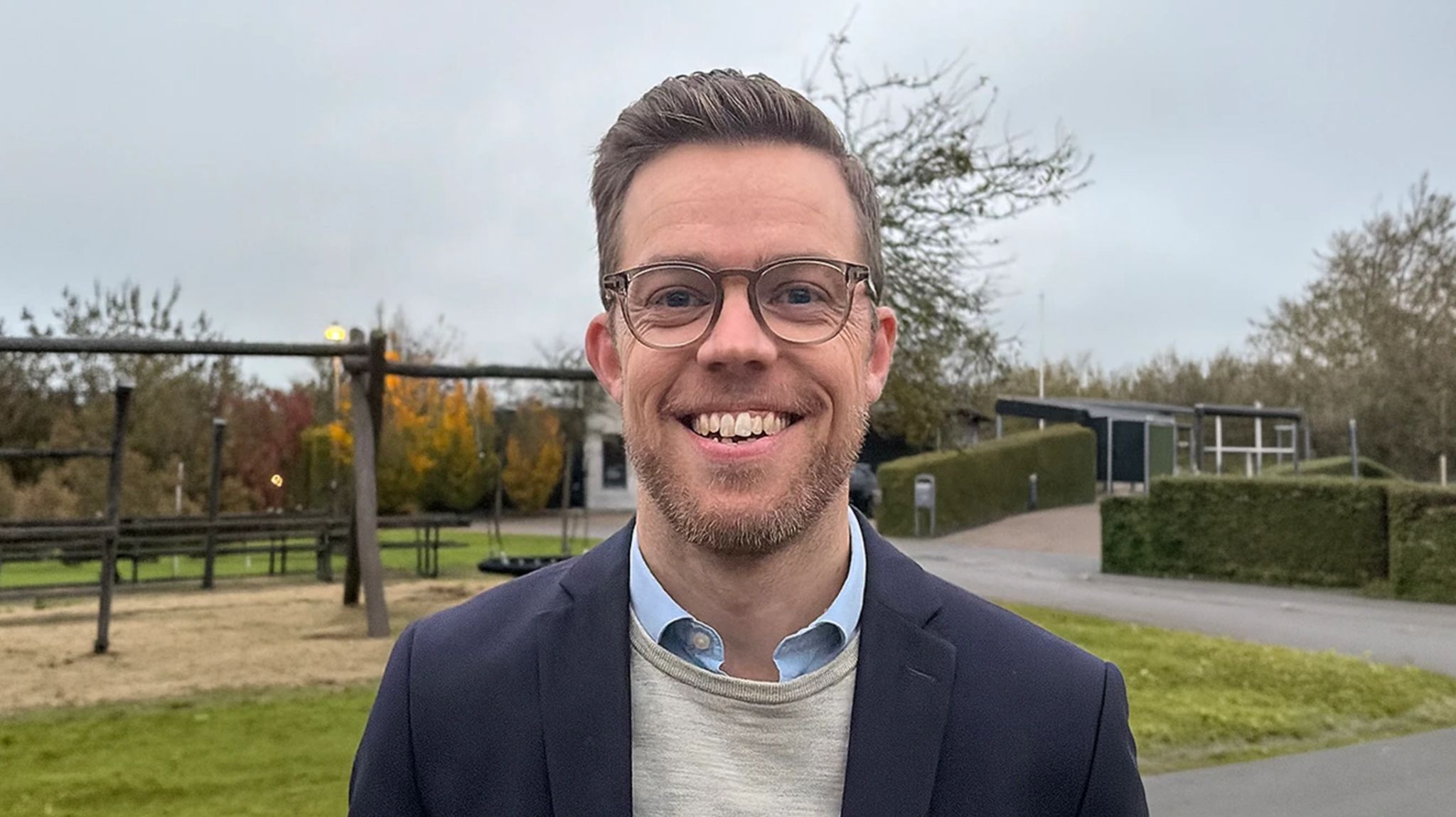 Casper Sand er uddannet lærer og har desuden en kadidatgrad i pædagogik. Han bor i Holstebro sammen med sin kone og deres to døtre.