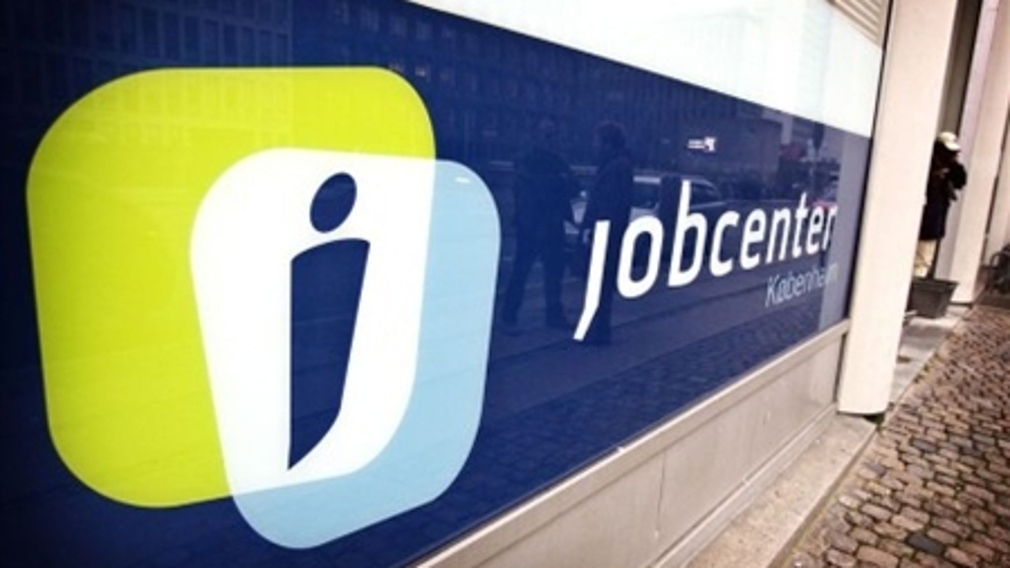 Flere og flere nyuddannede akademikere må forbi jobcentrene for at lede efter arbejde.
