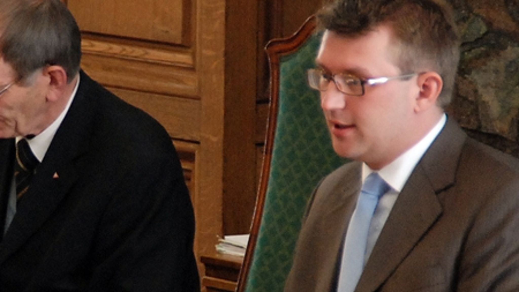 Skatteminister Troels Lund Poulsen (V) er igen blevet forsinket med to vigtige lovforslag. Kritikken vokser i Folketinget.