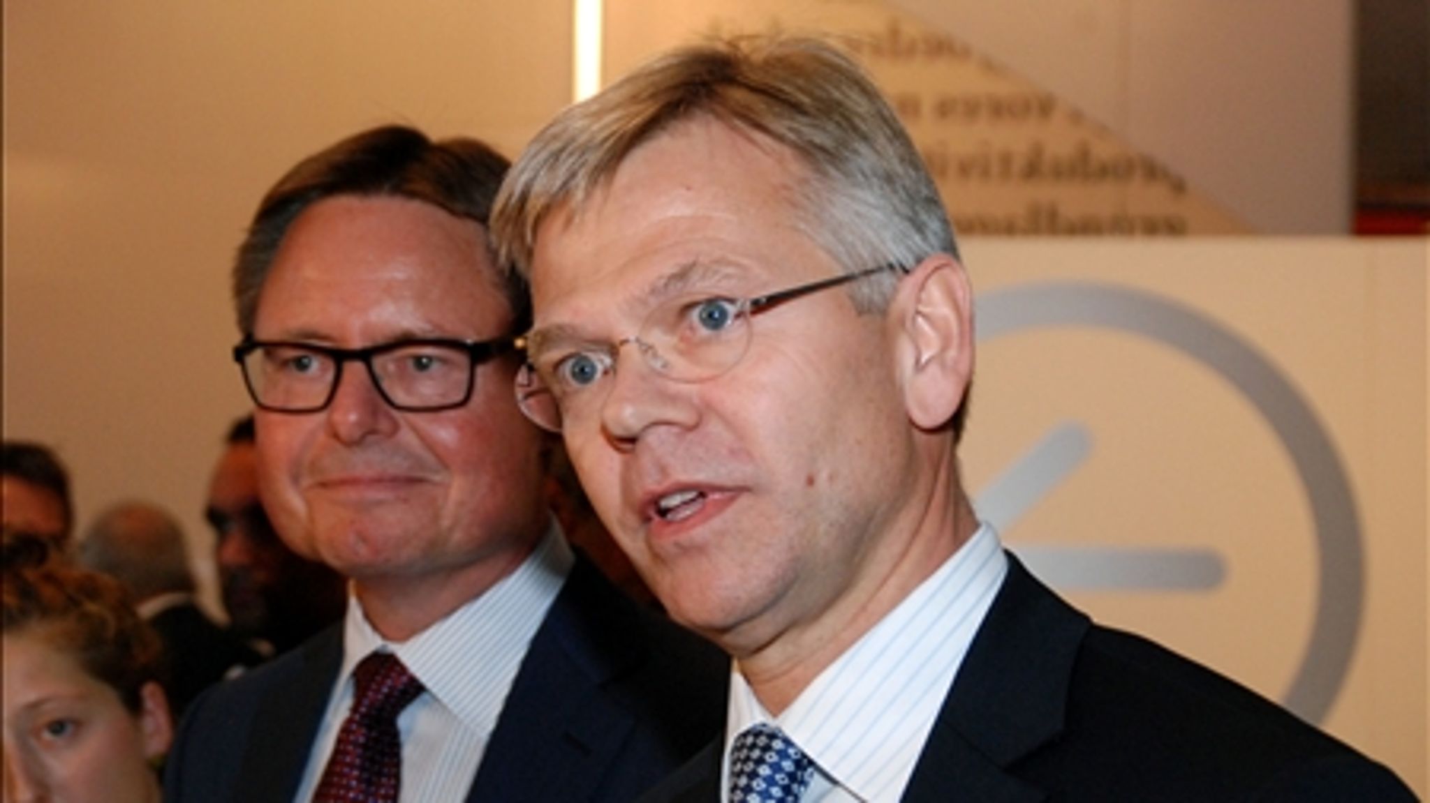 Formanden for DI, Jesper Møller, præsenterer Karsten Dybvad på DI's Erhvervspolitiske Topmøde 2010. 