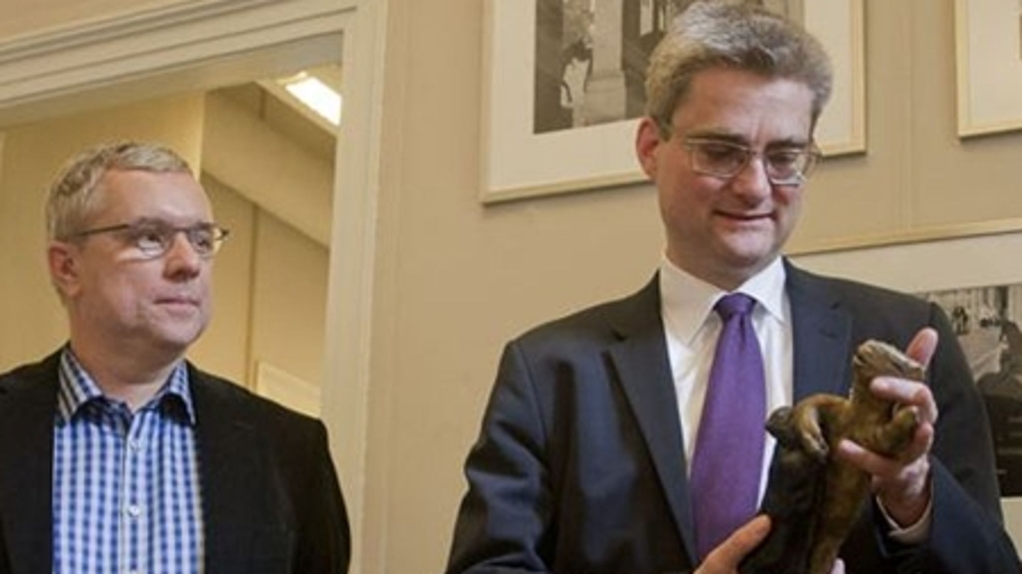 Udviklingsminister Søren Pind (V) modtog årets Ting-pris fra Altinget.dk for god kommunikation onsdag i denne uge og fik også en bjørneskulptur, udført af kunstneren Pontus Kjerrman med inspiration fra George Orwells "Kammerat Napoleon". Til venstre ses Altinget.dks direktør, Rasmus Nielsen. 