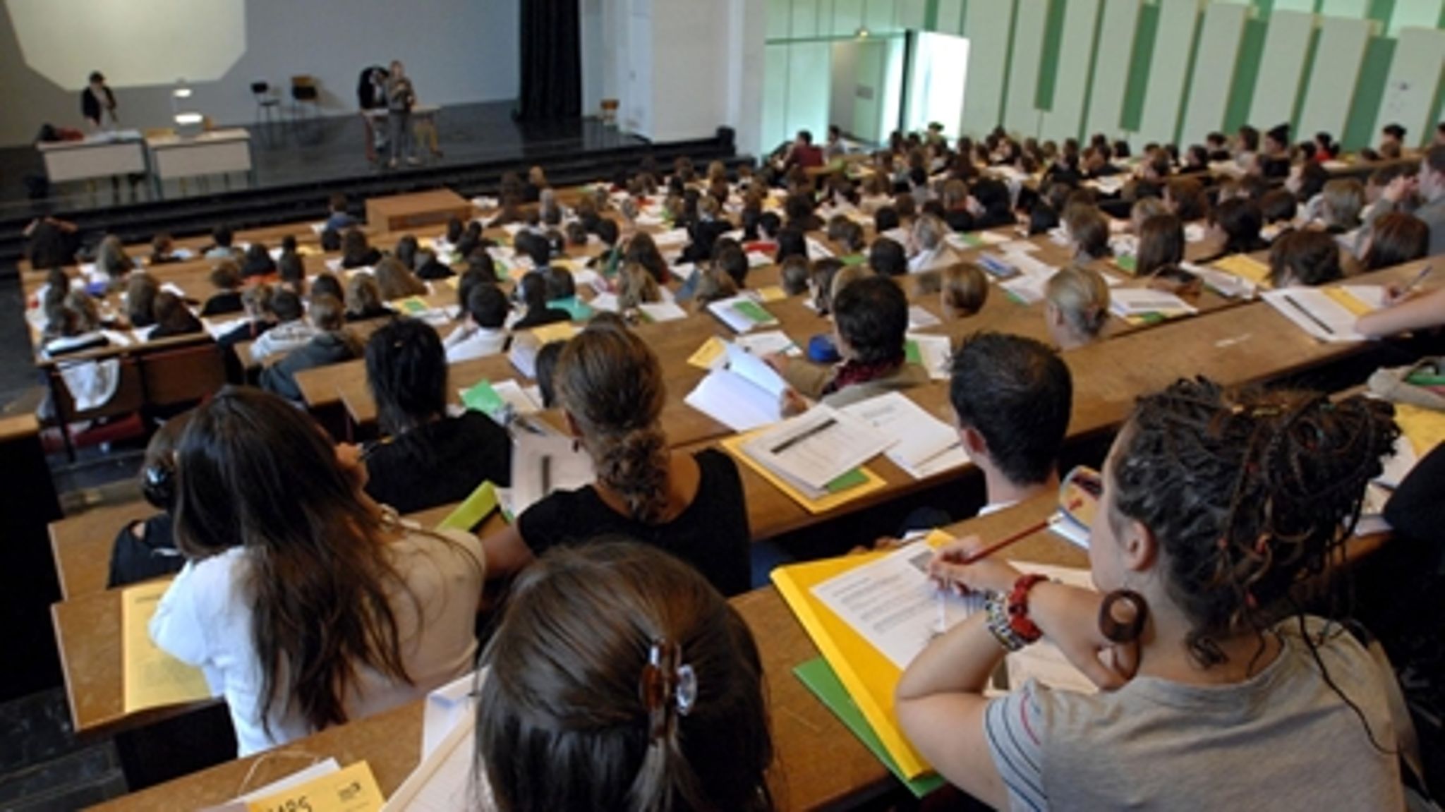 De studerende skal hurtigere igennem deres studietid, og det skal deres SU tilskynde dem til, mener Folketingets partier.