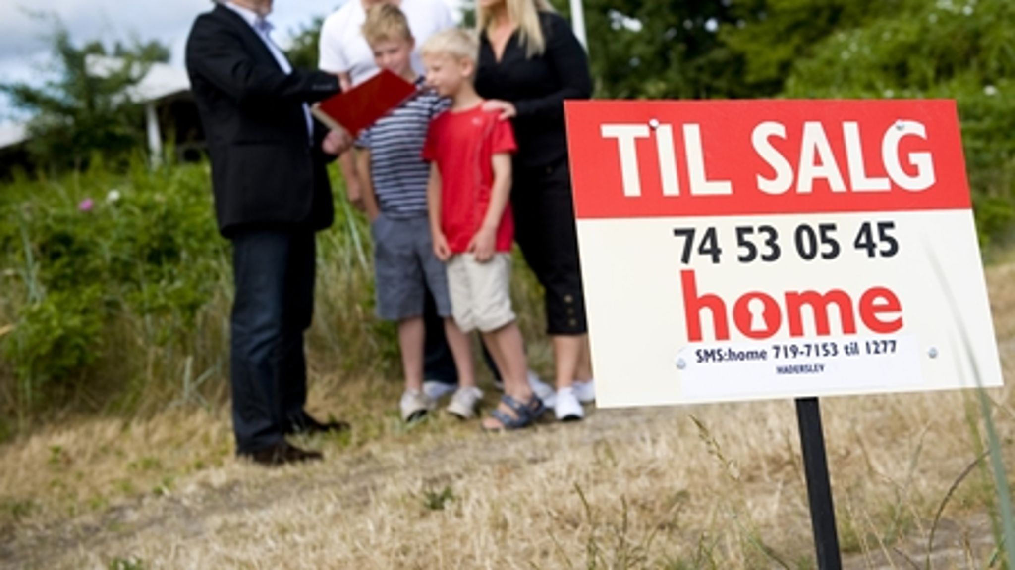 Tusindvis af danske grundejere kan have betalt for meget i grundskyld de seneste fem år. Regeringen er i færd med at ændre loven, men ingen ved, om eller hvordan grundejerne kan få deres penge tilbage.