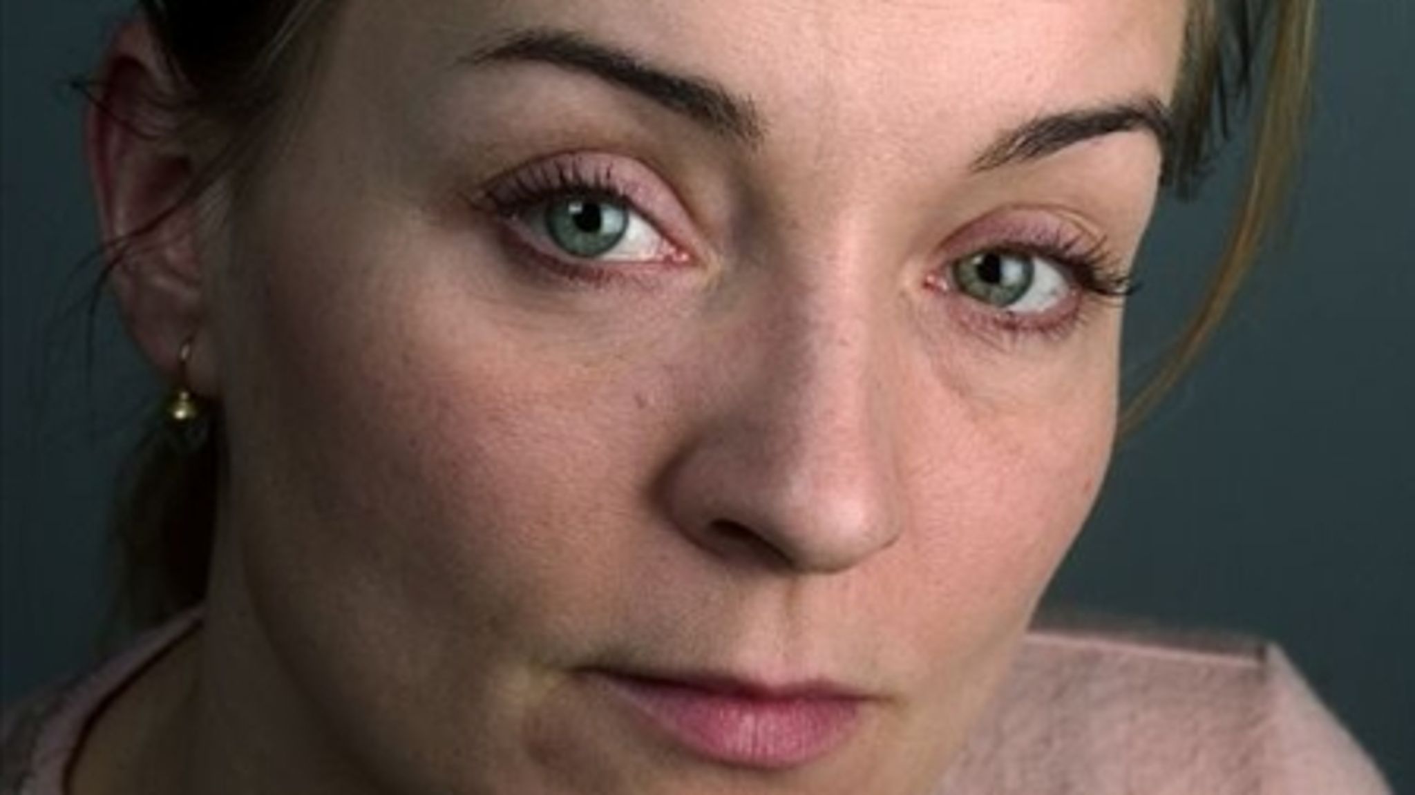 42-årige Rikke Egelund er udenrigsminister Lene Espersens nye spindoktor. Hun starter med ryggen mod muren.