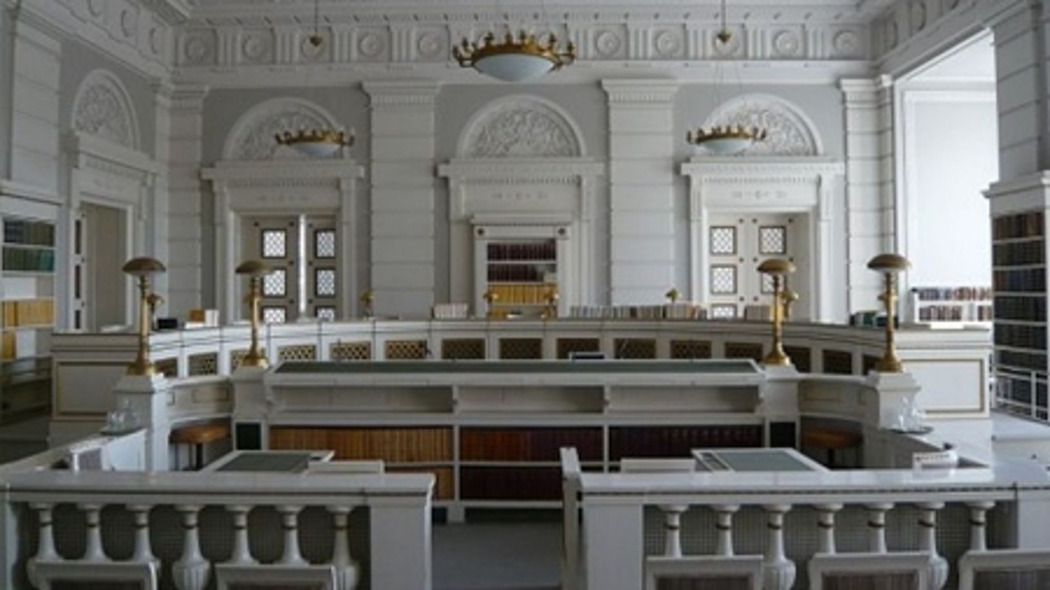 Højesteret kan fejre sin 350-års fødselsdag i stilfulde omgivelser. Men selvom Højesteret kun ligger et stenkast fra Folketinget er der i politisk forstand blevet stadig større afstand mellem dommere og folkevalgte.
