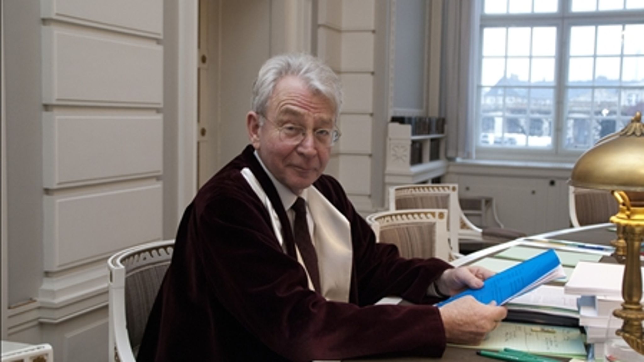 Højesteretspræsident Børge Dahl:
"Lovgivningsmæssigt er løsningen den, at det angives - ikke hvad straffen under alle omstændigheder skal være - men hvad den i almindelighed skal være. Det er der god fornuft i."