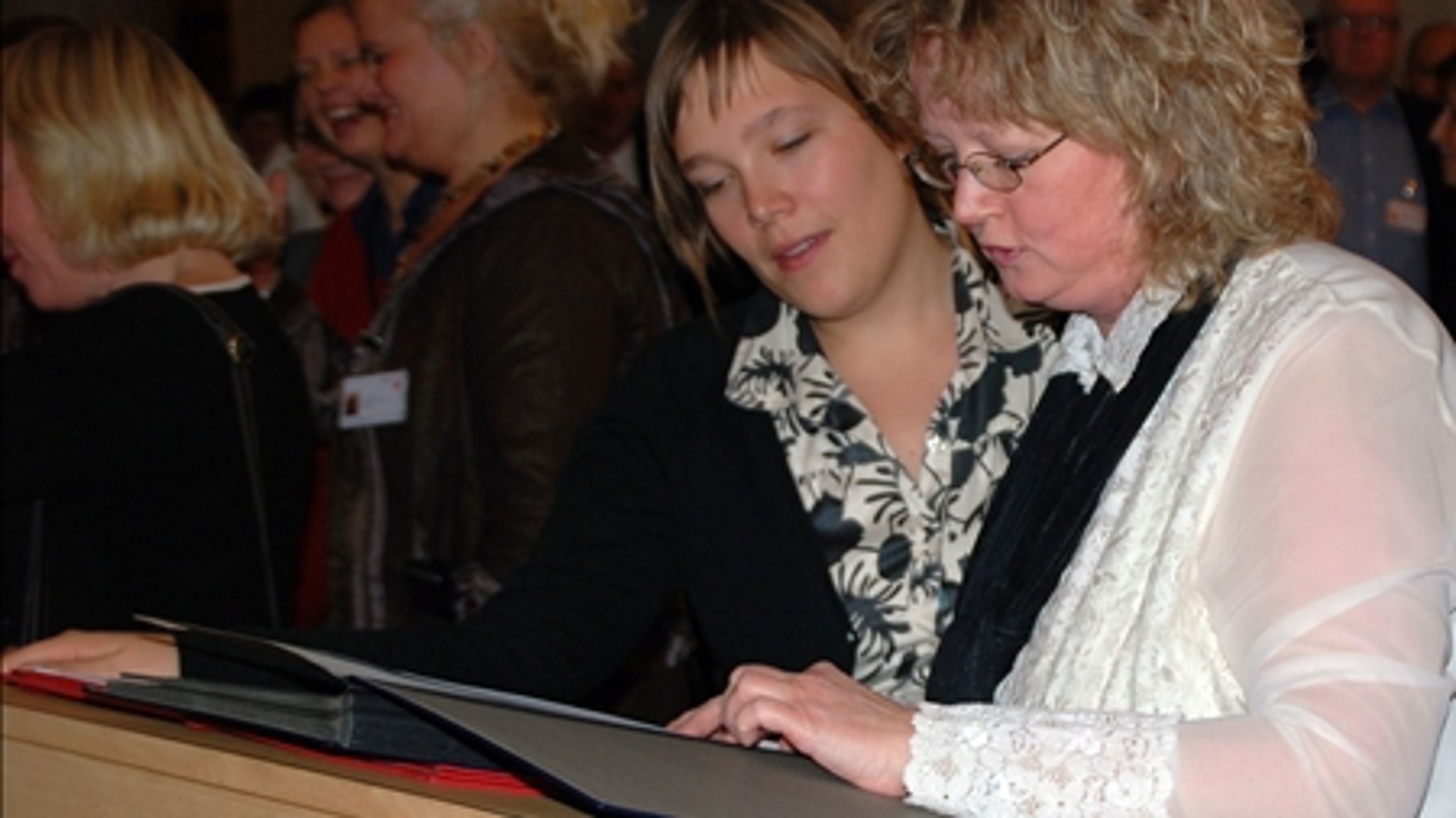 Fremover må de nyvalgte folketingsmedlemmer - hér SFs Astrid Krag i november 2007 - skrive under på at ville holde grundloven oven på en kopi af det værdifulde dokument.