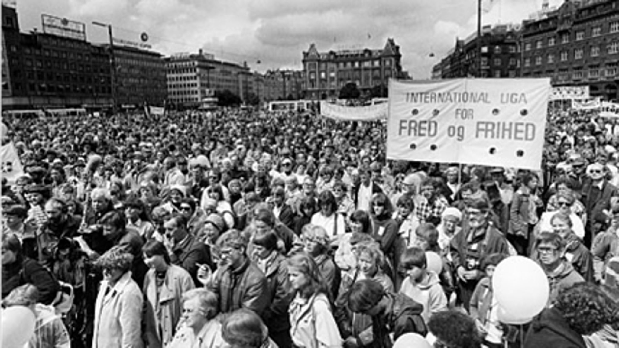 Mens fredsbevægelserne tidligere kunne samle tusindvis til demonstrationer, er der i dag kun en håndfuld forkølede fredsvagter uden for Christiansborg. På den indre side af Borgens mure er billedet helt det samme.