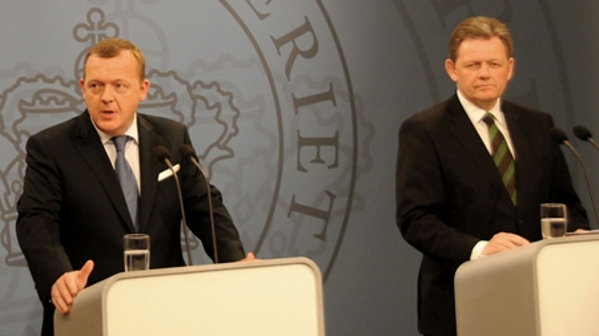 Statsminister Lars Løkke Rasmussen (V) og den konservative leder Lars Barfoed lægger op til en hurtig forhøjelse af pensionsalderen og en gradvis afskaffelse af efterlønnen. Men hverken de eller Thorning (S) har konfronteret det offentlige bureaukrati, der tager både penge og arbejdskraft fra velfærdsopgaverne.