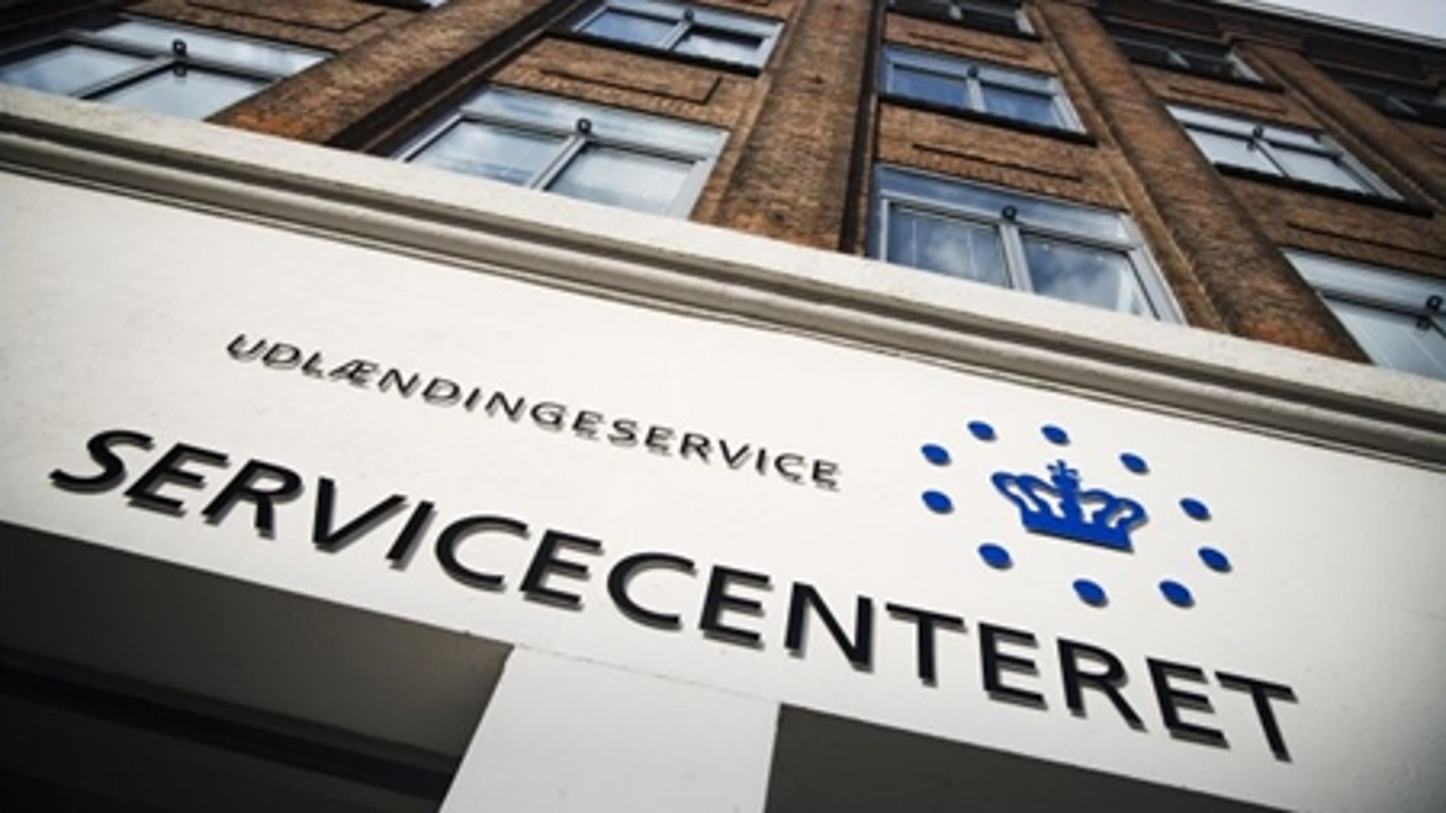 Danmark efterlever EU's lovgivning i ordet, men ikke i ånden. Regeringen har manøvreret i en meget mørkegrå zone på familiesammenføringsområdet, viser speciale.