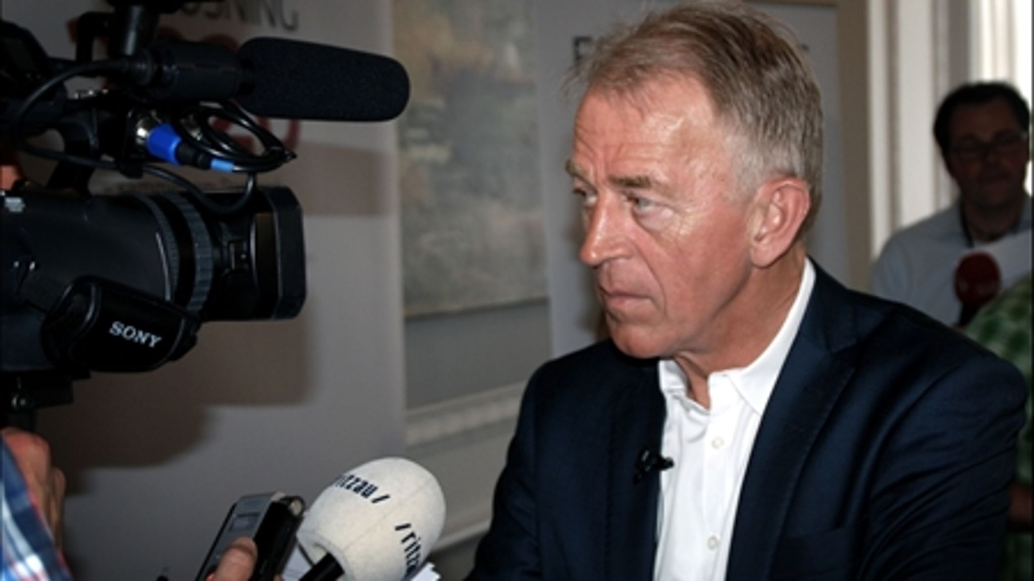 SF-formand Villy Søvndal kører ikke alene parløb med Socialdemokraterne, men har også bandlyst kritik af Radikale. Det sker for ikke at udstille splittelsen i oppositionen, men prisen kan blive høj for SF, der kan miste stemmer til de fremstormende radikale. 
