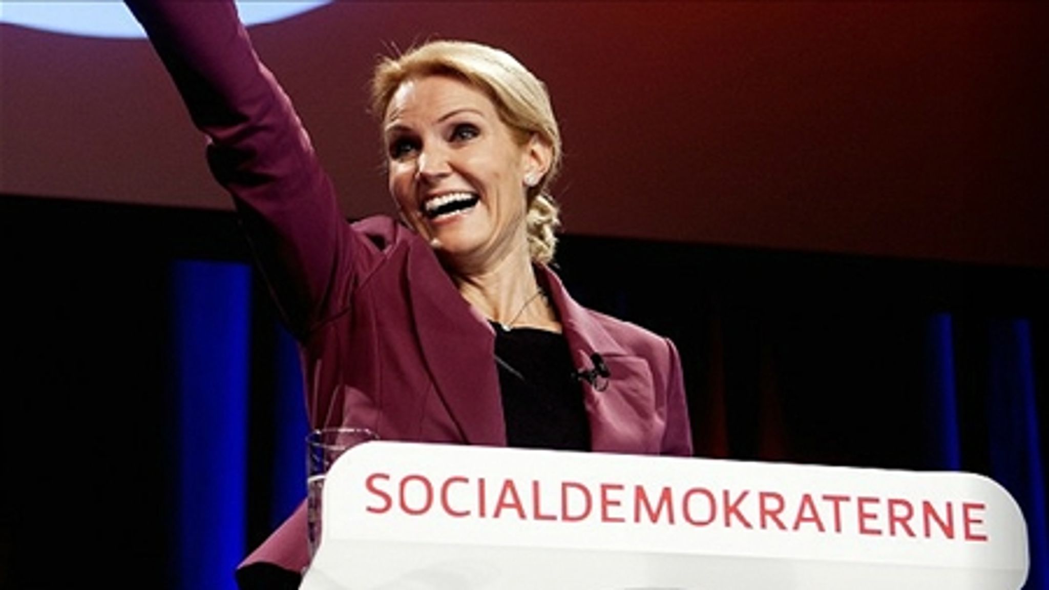 "Allermest bevægende var transmissionen af talerne fra Løkke og Thorning, der på hver deres måde vandt 2011-valget. Begge var ydmyge, gensidigt respekterende - og retorisk var talerne i top i indhold og udførelse. Det er politisk tv, når det er fuldt på højde med straffesparkskonkurrence i en VM-finale. Aviser og net, gå hjem og læg jer," skriver Rasmus Nielsen i sin sidste anmeldelse af døgnets tv-valgkamp.
