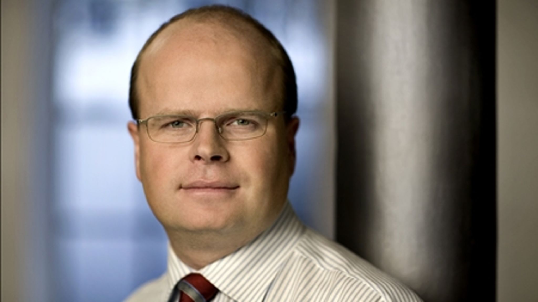 Kritikerne af regeringens afvisning af en EU-finansskat sætter nu spot på den rolle, PA-direktør i Finansrådet, Lars Nielsen, har spillet i sagen. Lars Nielsen var tidligere en respekteret og indflydelsesrig radikal pressechef, og han har stadig gode forbindelser til den radikale top.