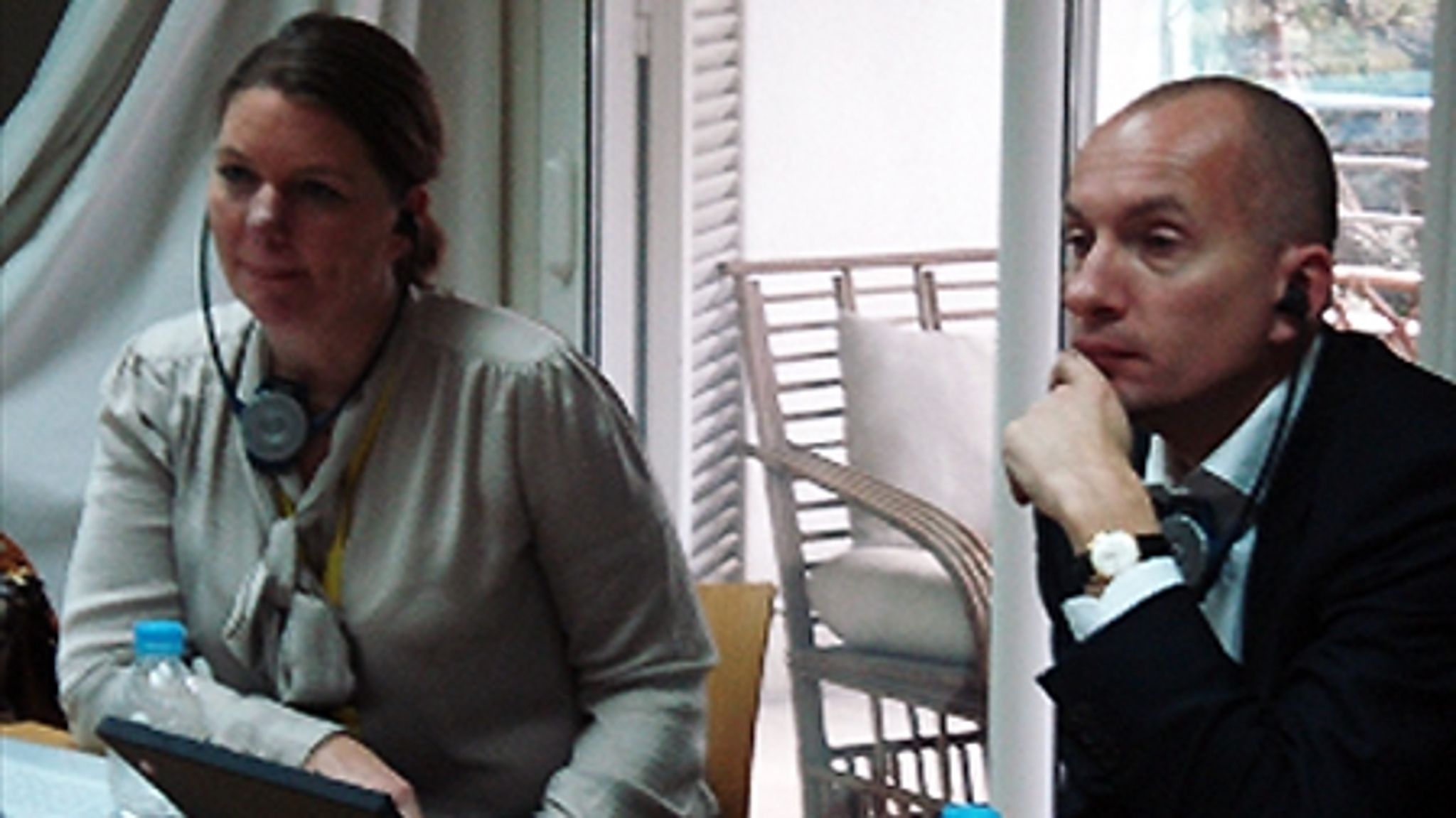 Søs Marie Serup og Ask Rostrup lytter til oversættelsen fra egyptisk til engelsk.