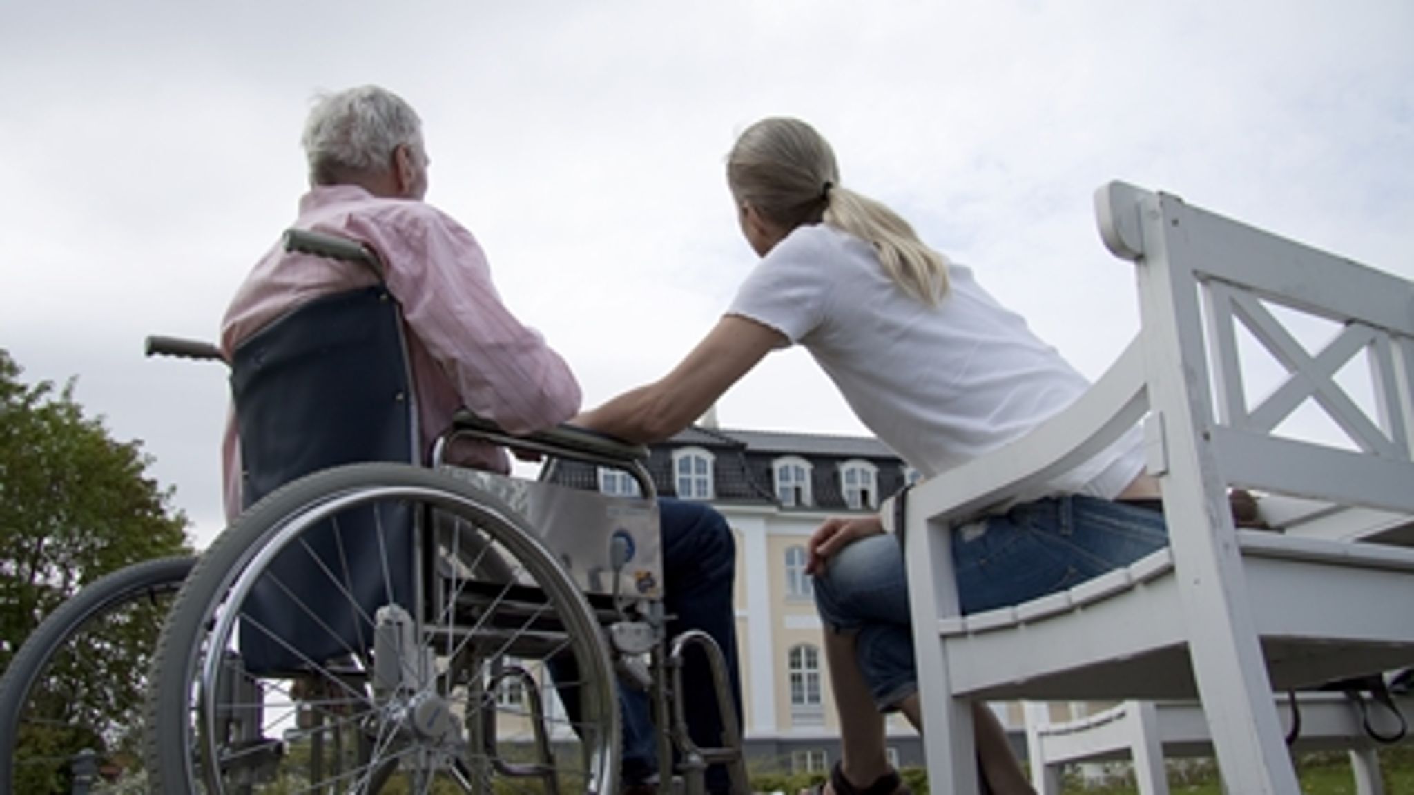 En række eksperter sætter spørgsmålstegn ved, at landets ældre er så tilfredse med kvaliteten i ældreplejen, som det fremgik for nylig af en stor undersøgelse bestilt af KL og Social- og Integrationsministeriet.