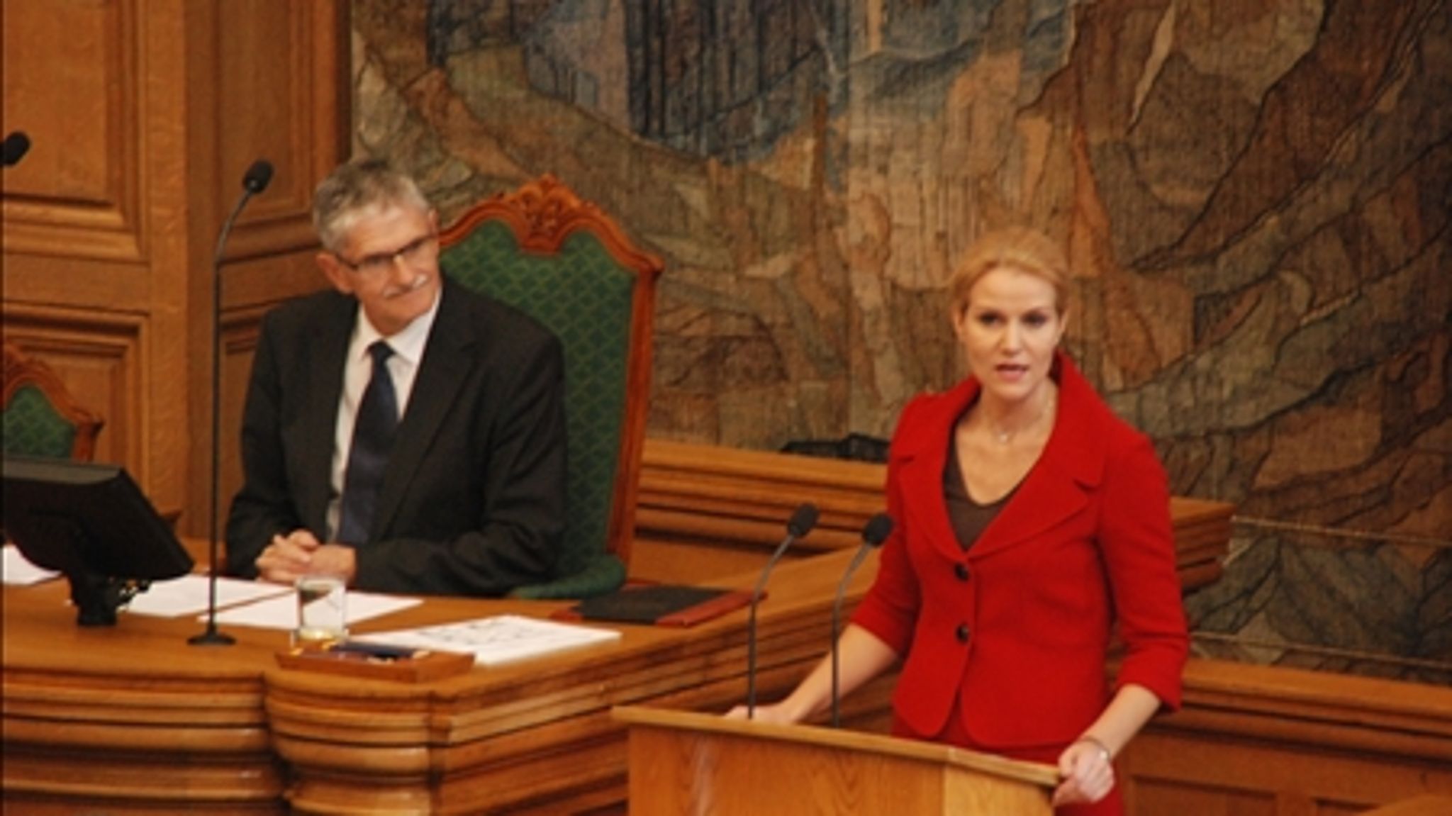 Helle Thorning-Schmidt kom til, netop som krisen tog endnu en runde. I første omgang har det gjort opgaven sværere, men på længere sigt kan en dygtig krisehåndtering giver vigtige pluspoint hos vælgerne.