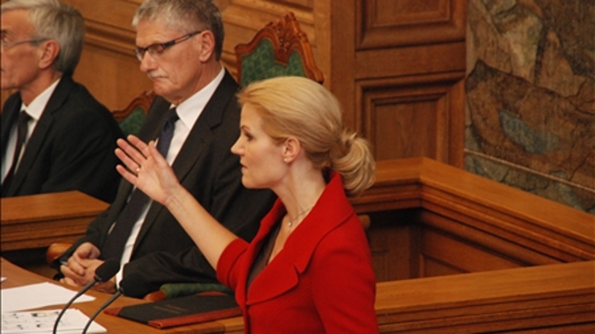 Statsminister Helle Thorning-Schmidt (S) er 45 år og kan gå på pension som 60-årig. Hendes jævnaldrende må vente, til de er 68 år eller gå på efterløn som 65-årige.