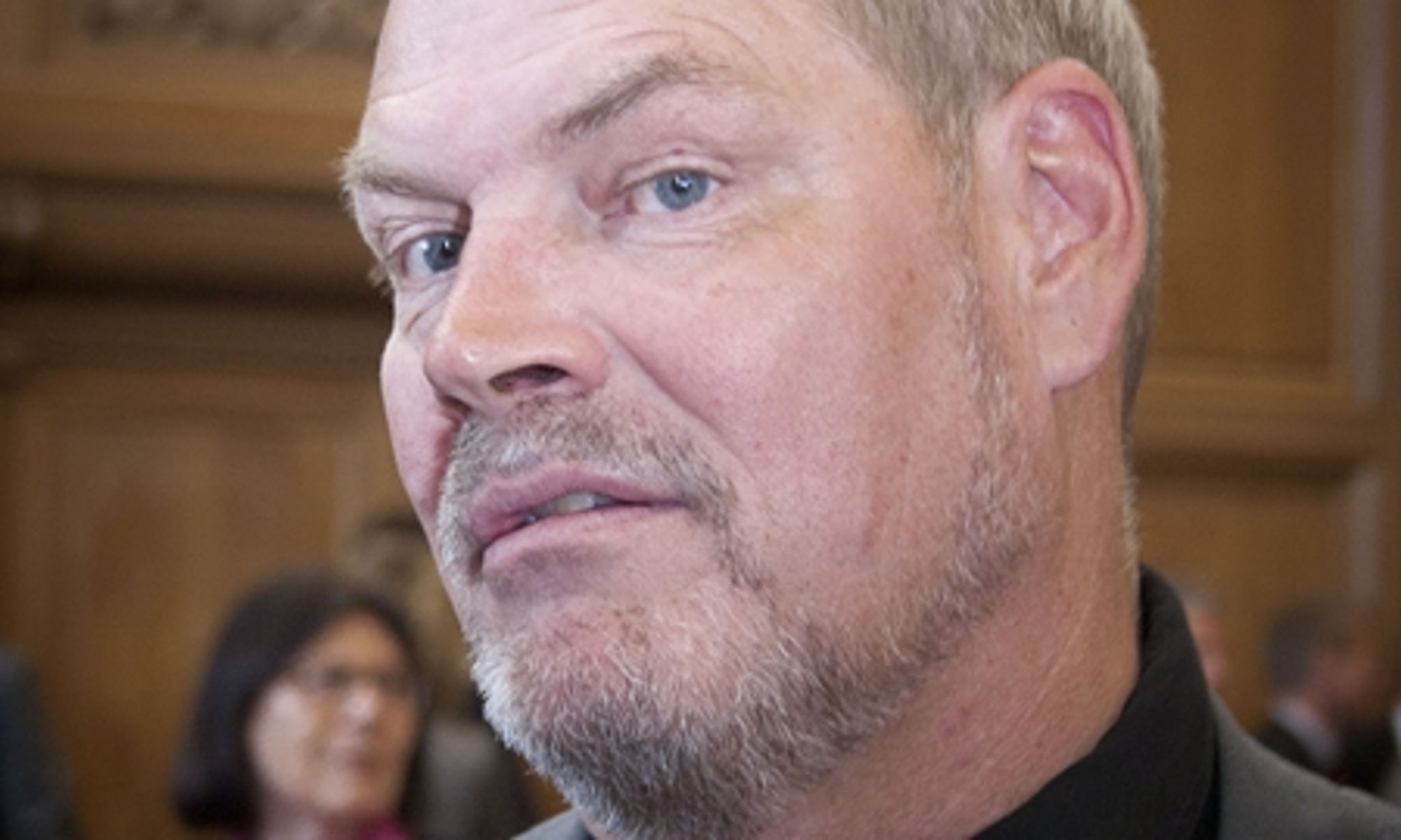 Kritikken hagler ned over Carsten Hansen (S). Han har svært ved at forsvare sig, da han endnu ikke har sit politiske projekt på plads, lyder en af vurderingerne fra de kilder, Altinget | Bolig har talt med. 