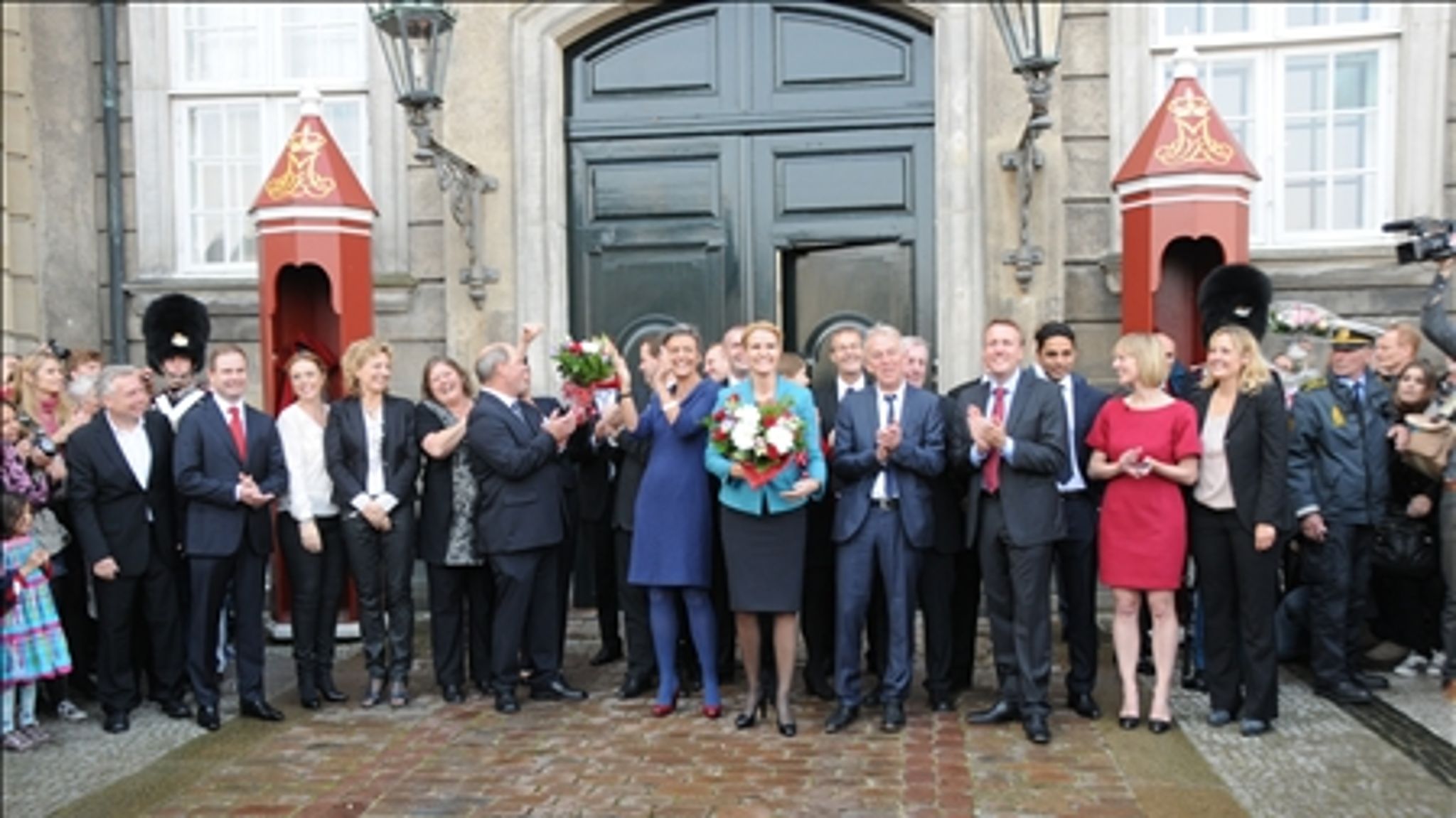 Smilene er stivnet, siden Helle Thorning-Schmidt præsenterede sin regering i oktober. En ny undersøgelse viser, at regeringen ikke kan mønstre gode karakterer på et eneste politikområde.