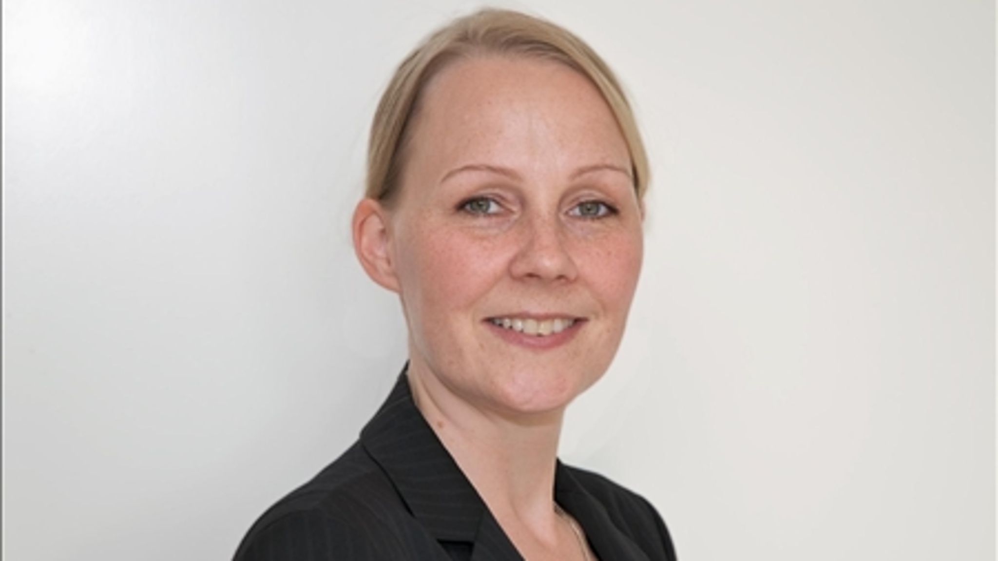 "Mange gange er lovgivning, initiativer eller projekter ikke altid efterfølgende blevet implementeret og efterlevet efter politikernes hensigt," lyder det fra Nina Eg Hansen, der klar til at tage den udfordring op som ny direktør i Social- og Integrationsministeriet.