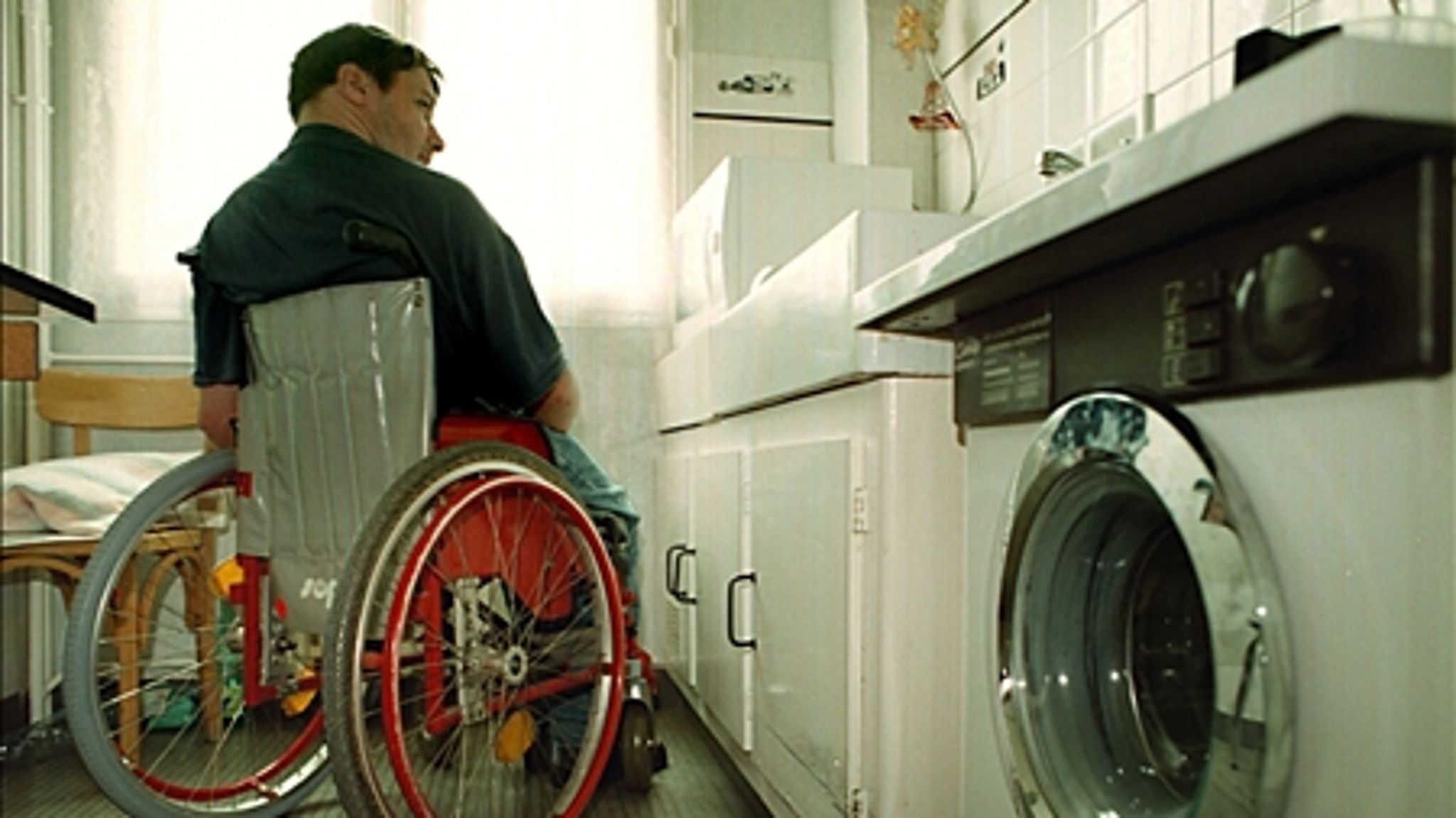 Kommunerne har overtaget 80 procent af tilsynene med de borgere, der modtager f.eks. handicapydelser uden for kommunegrænsen, siden en ny lov trådte i kraft for godt to år siden.
