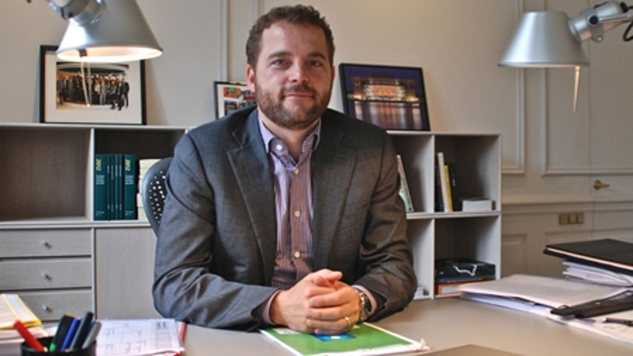 Uddannelsesminister Morten Østergaard (R) på sit kontor, hvorfra han har sat kursen væk fra tidligere videnskabsminister Helge Sanders (V) "fra forskning til faktura".