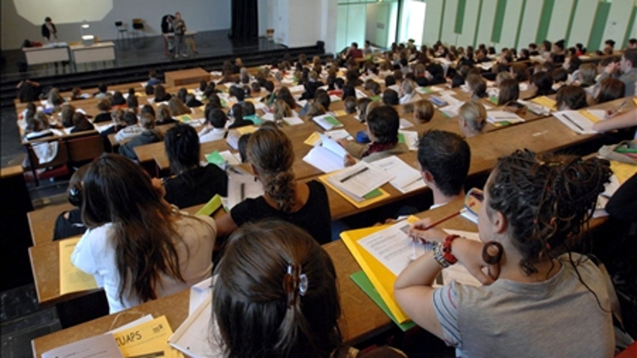 Kommunerne har ansat stadig flere medarbejdere med en universitetsbaggrund siden kommunalreformen. Den prioritering har ført til fyringer af lærere, pædagoger og hjemmehjælpere.
