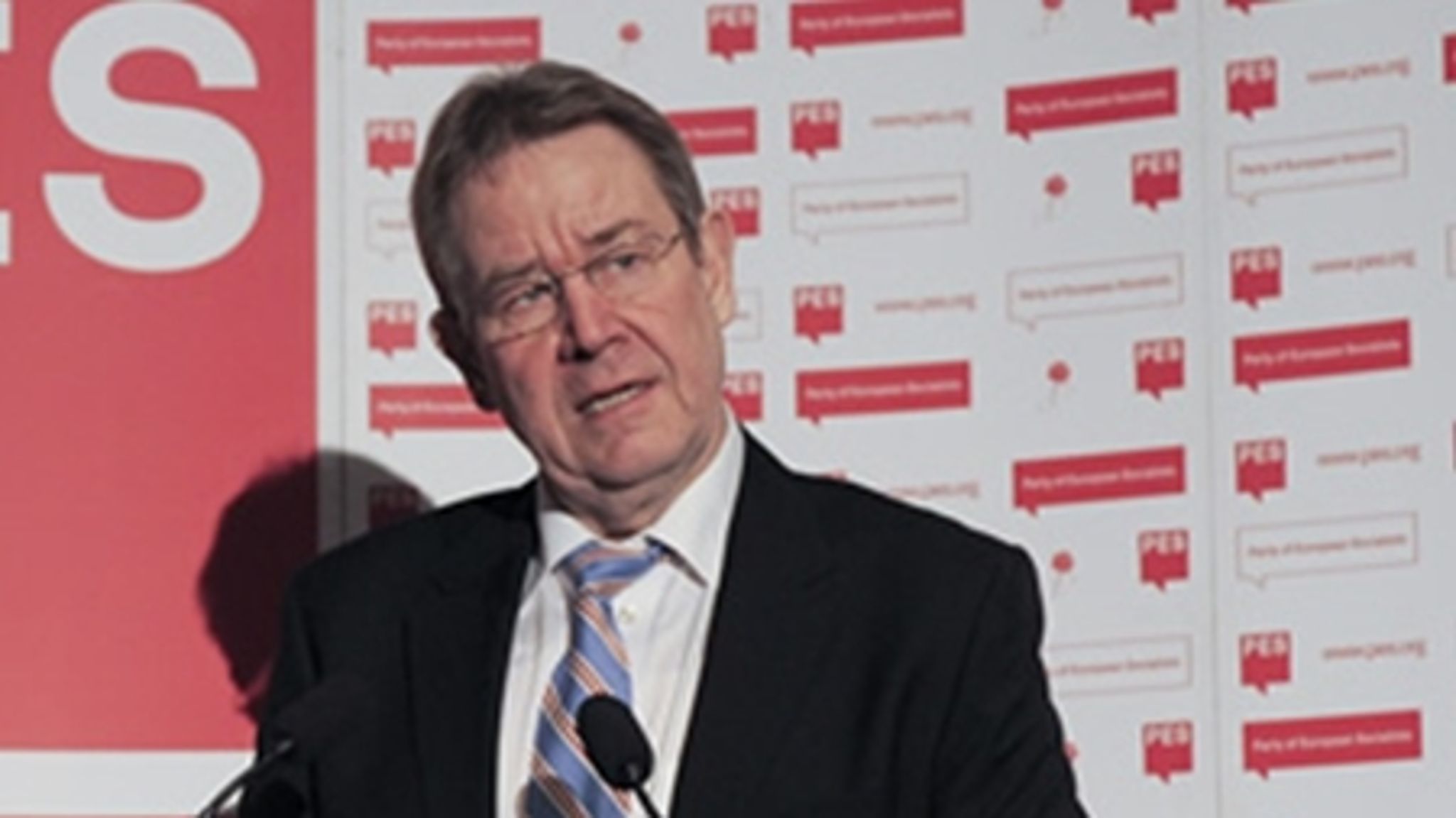 Poul Nyrup Rasmussen og en række andre socialdemokrater mener, at partiet skal arbejde mere offensivt for en europæisk finansskat.