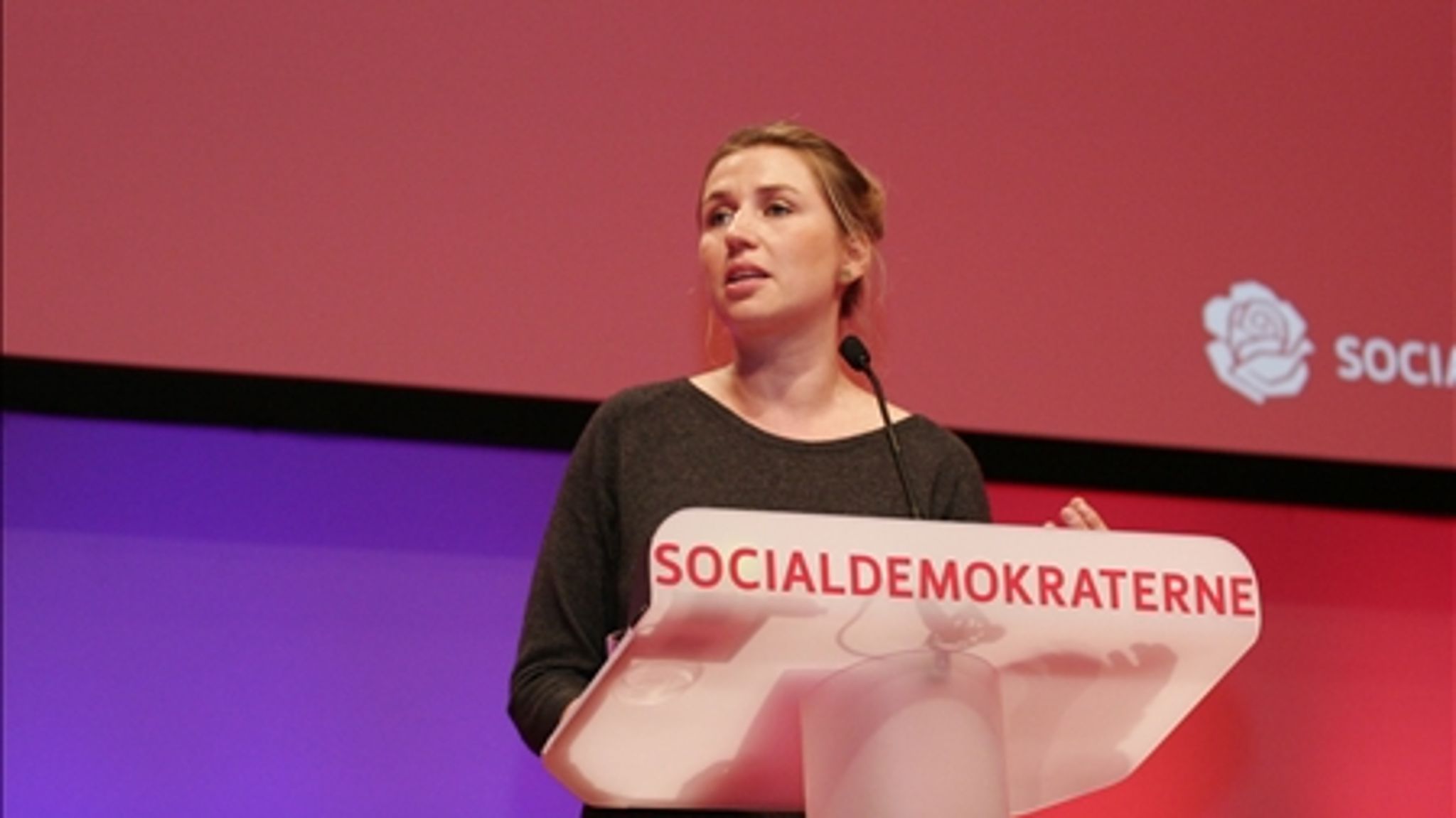 Kommunernes jobcentre og socialforvaltninger skal samarbejde mere om indsatsen for de svageste kontanthjælpsmodtagere, mener beskæftigelsesminister Mette Frederiksen (S).