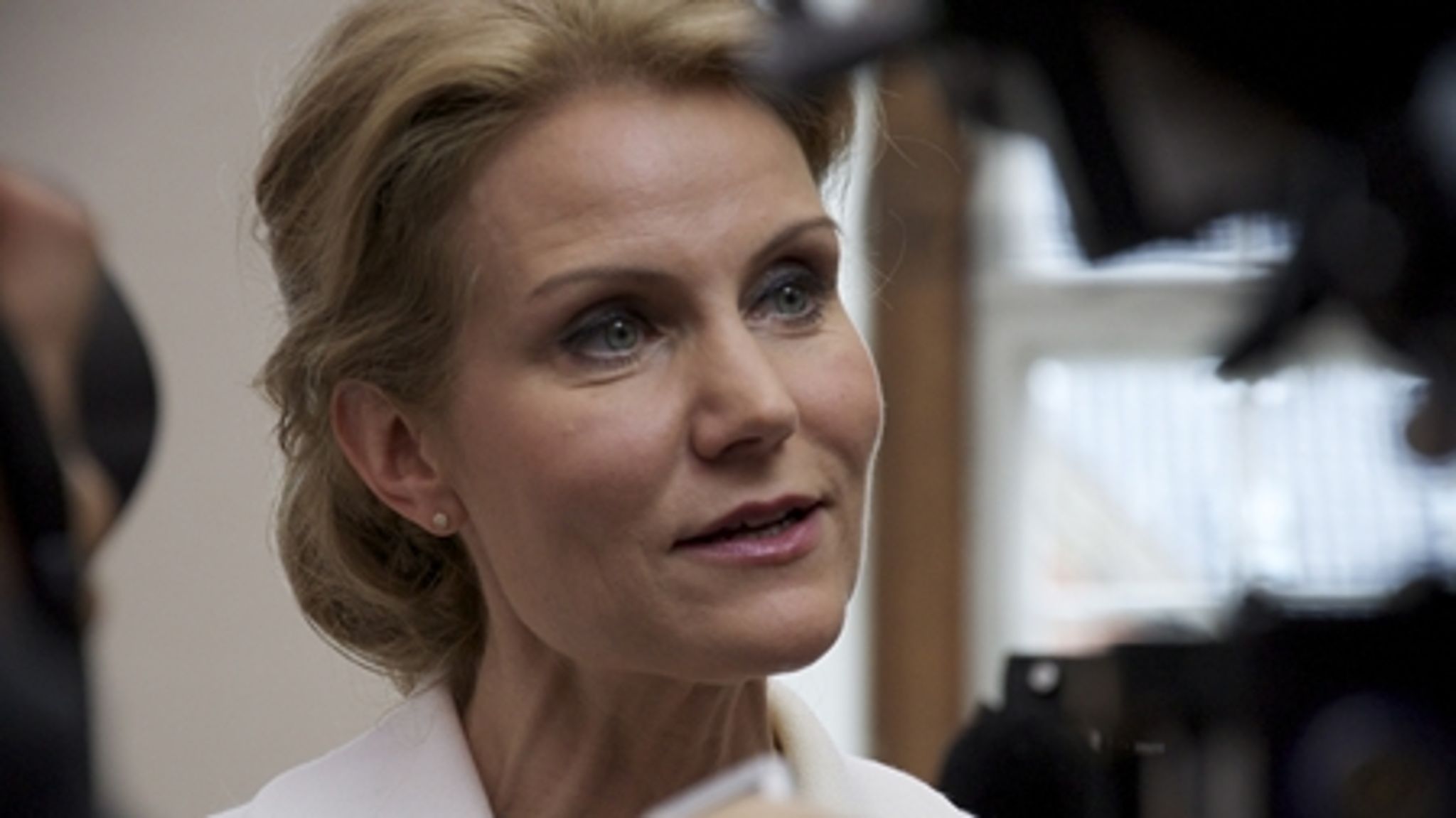 Helle Thorning-Schmidt og regeringen har præsenteret endnu en akutpakke, der målrettes de udfaldstruede dagpengemodtagere.
