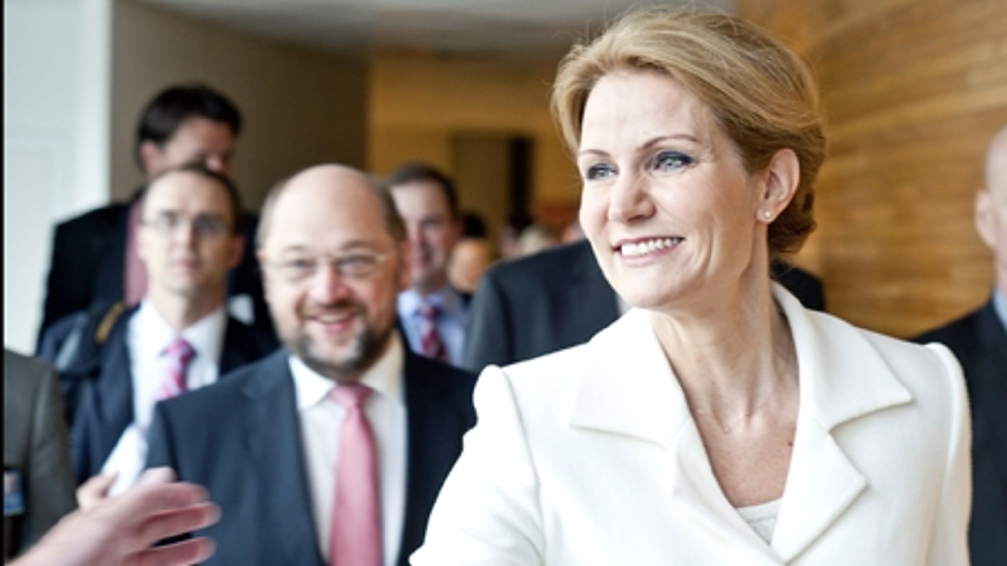 Statsminister Helle Thorning-Schmidt skal denne uge svare på, om hun hælder mest til Merkel eller Camerons vision for EU, når der er samråd i Folketinget.