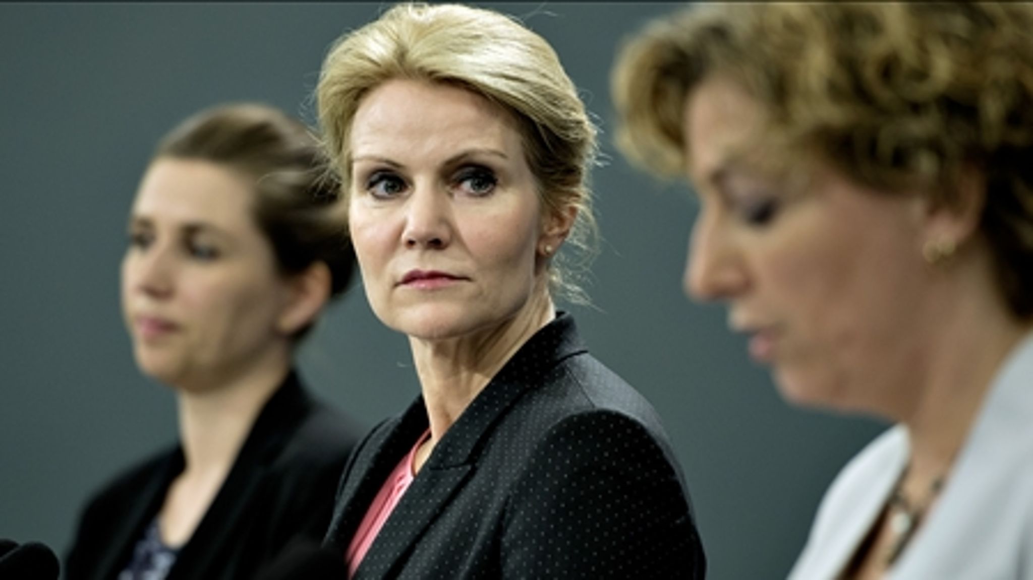Efter fire ugers lockout greb regeringen torsdag formiddag ind i konflikten mellem lærerne og kommunerne.