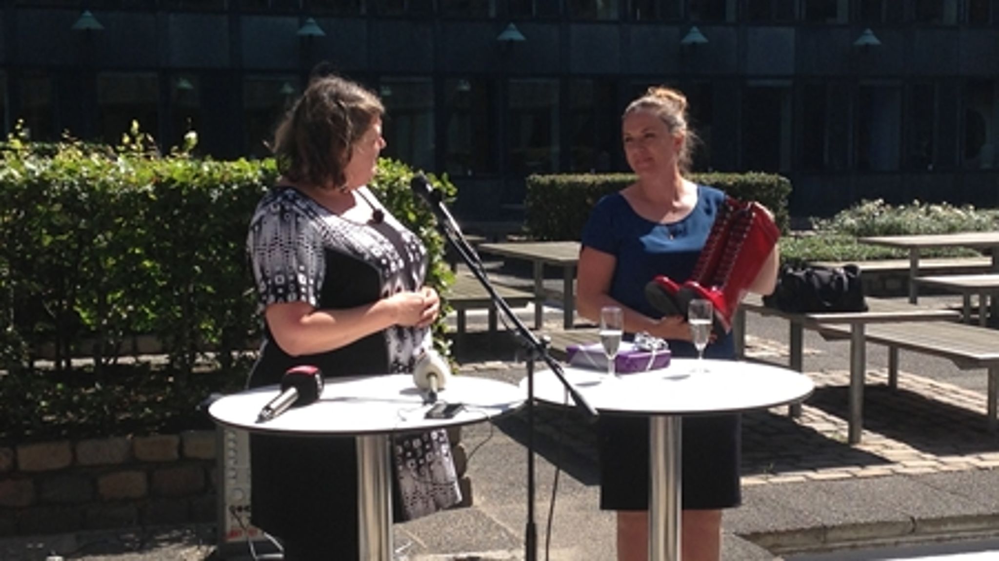 Forhenværende fødevareminister Mette Gjerskov (S) byder hendes efterfølger, Karen Hækkerup, velkommen.