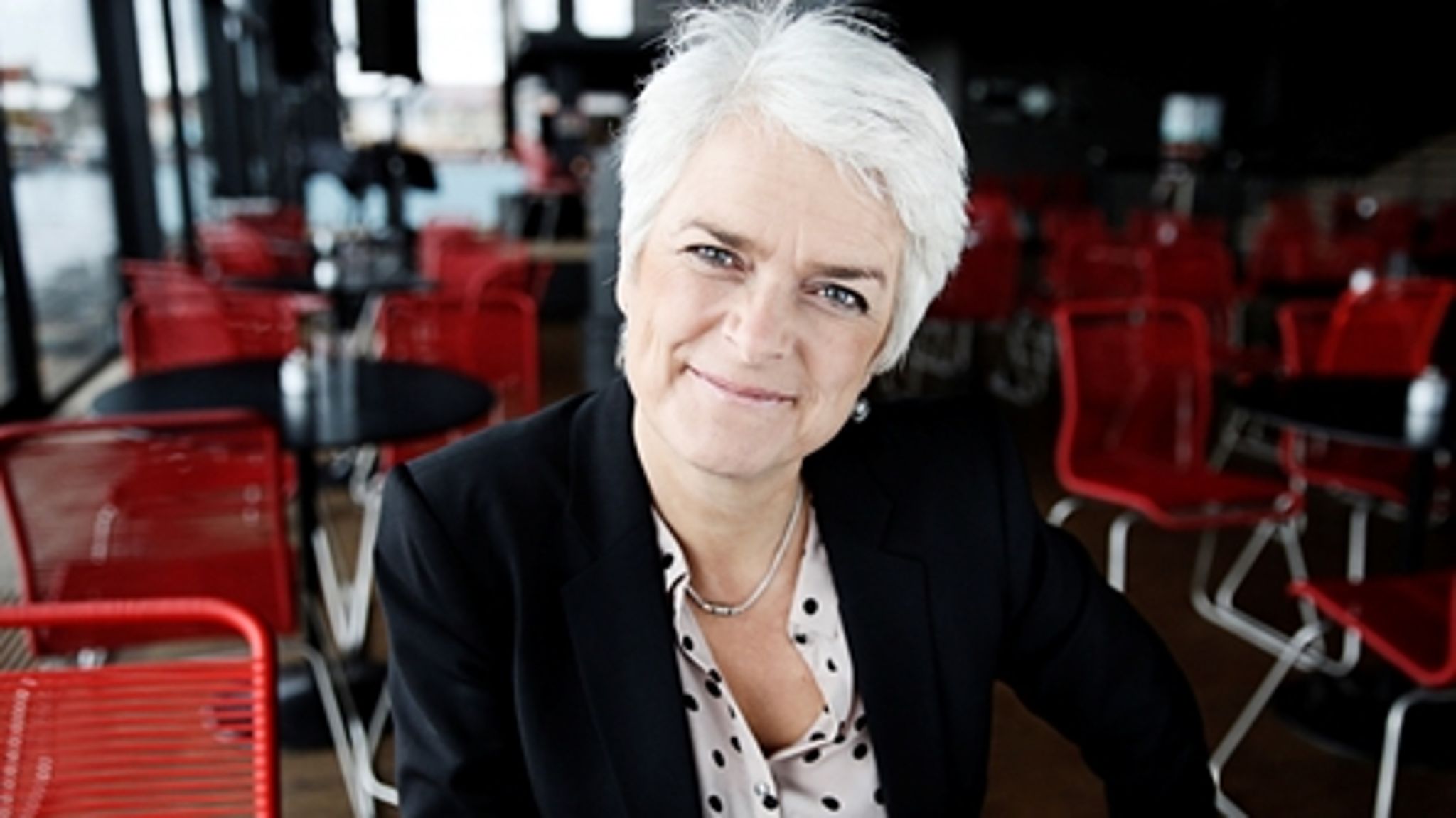 Social-, børne- og integrationsminister Annette Vilhelmsen har som SF-formand givet sit ministerium en plads i regeringens Ø- og K-udvalg. Derfor omorganiserer ministeriet.  