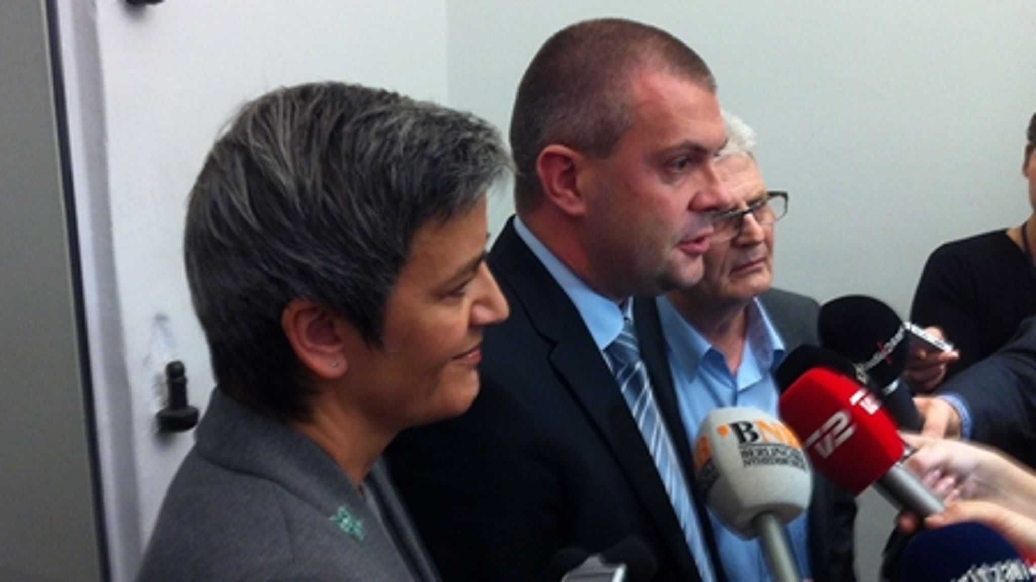 Økonomi- og indenrigsminister Margrethe Vestager (R), finansminister Bjarne Corydon (S) og skatteminister Holger K. Nielsen (SF) fremlagde mandag en aftaleskitse til finanslov for 2014. 