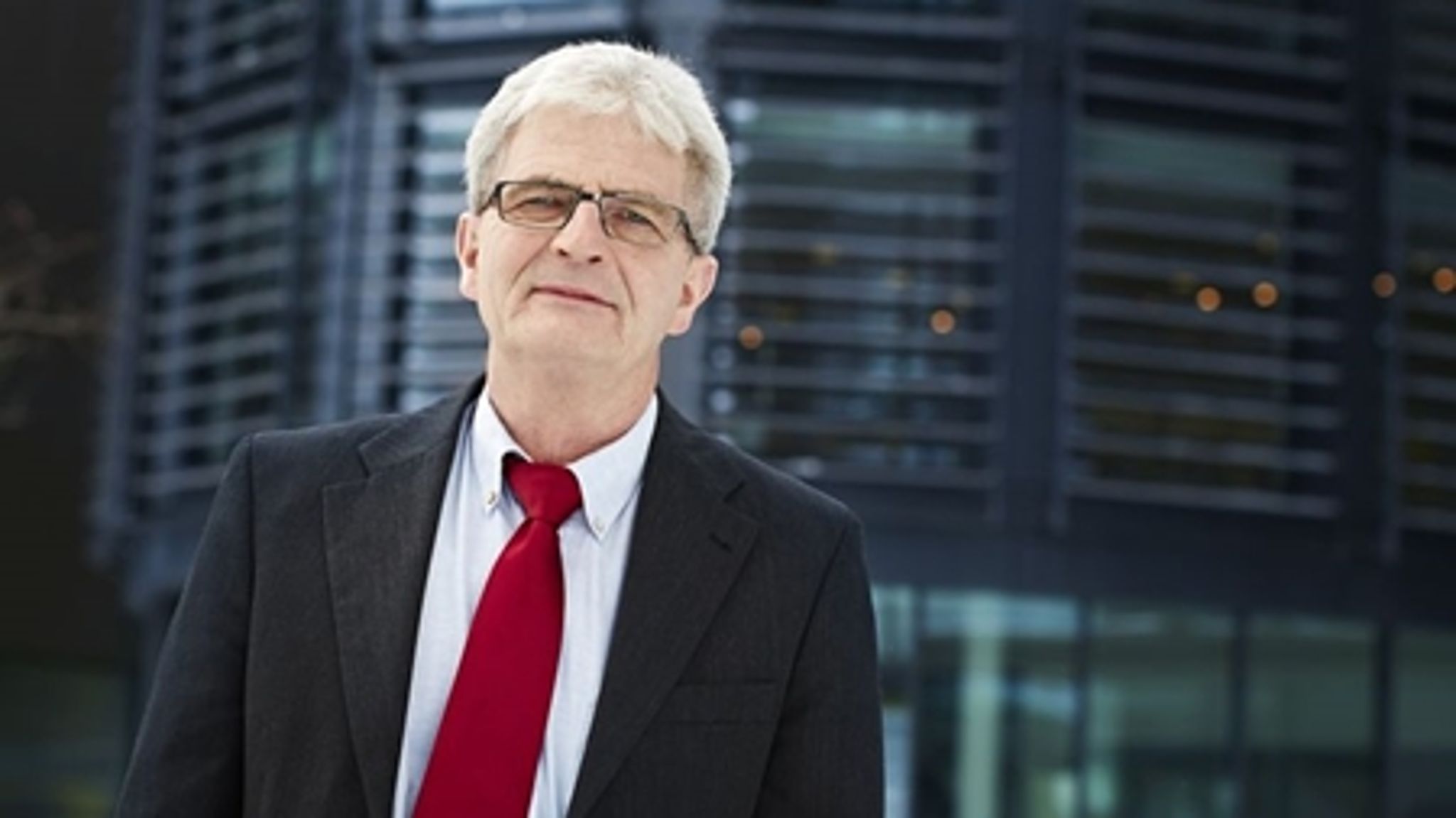 Skatteministeriet oplyser, at det ikke ligger i regeringens oplæg at udbrede nedslaget i ejendomsvurderinger til også at gælde almene boliger, der hører under erhvervsejendomsvurderingerne.