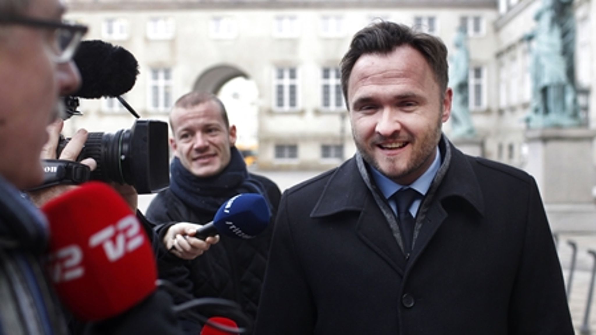 Den nye fødevareminister, Dan Jørgensen (S), ankommer til Amalienborg.