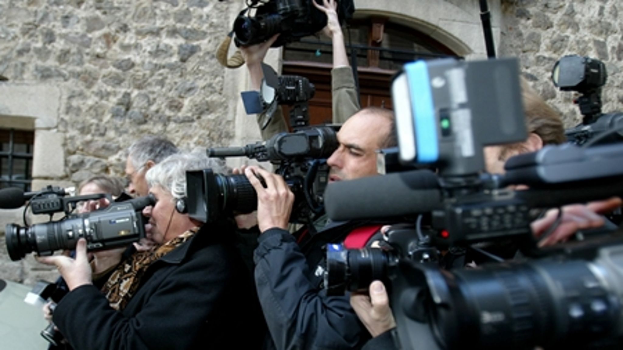 Balancen mellem statslige og private medier skal styrkes, blandt andet ved at indføre en anmeldelsespligt for de statslige medier hver gang, de planlægger en aktivitet.