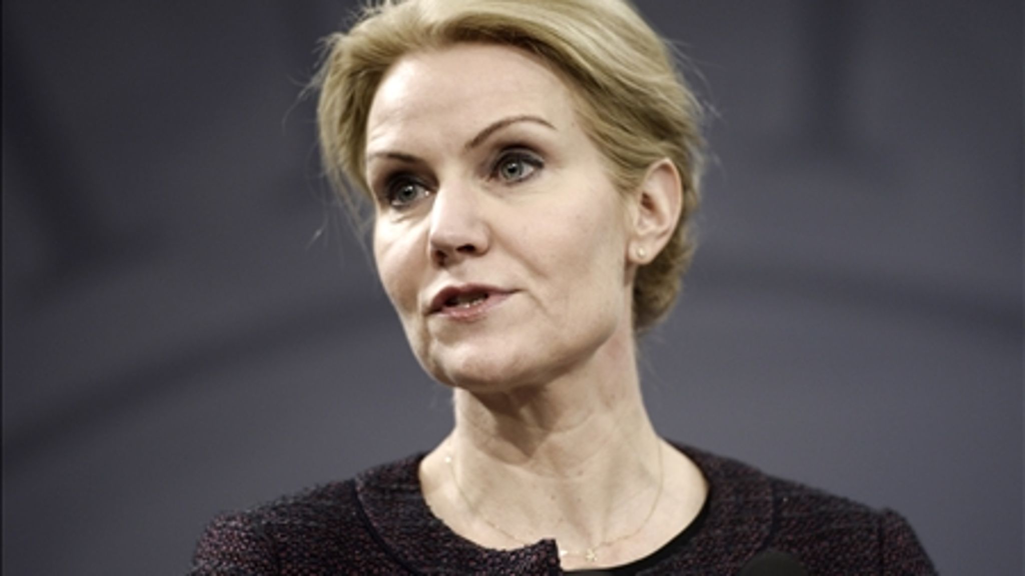 Statsminister Helle Thorning-Schmidts lederskab er svækket som følge af hendes håndtering af velfærdsturisme. Til gengæld er debatten som en gave fra de højere magter til Dansk Folkeparti.