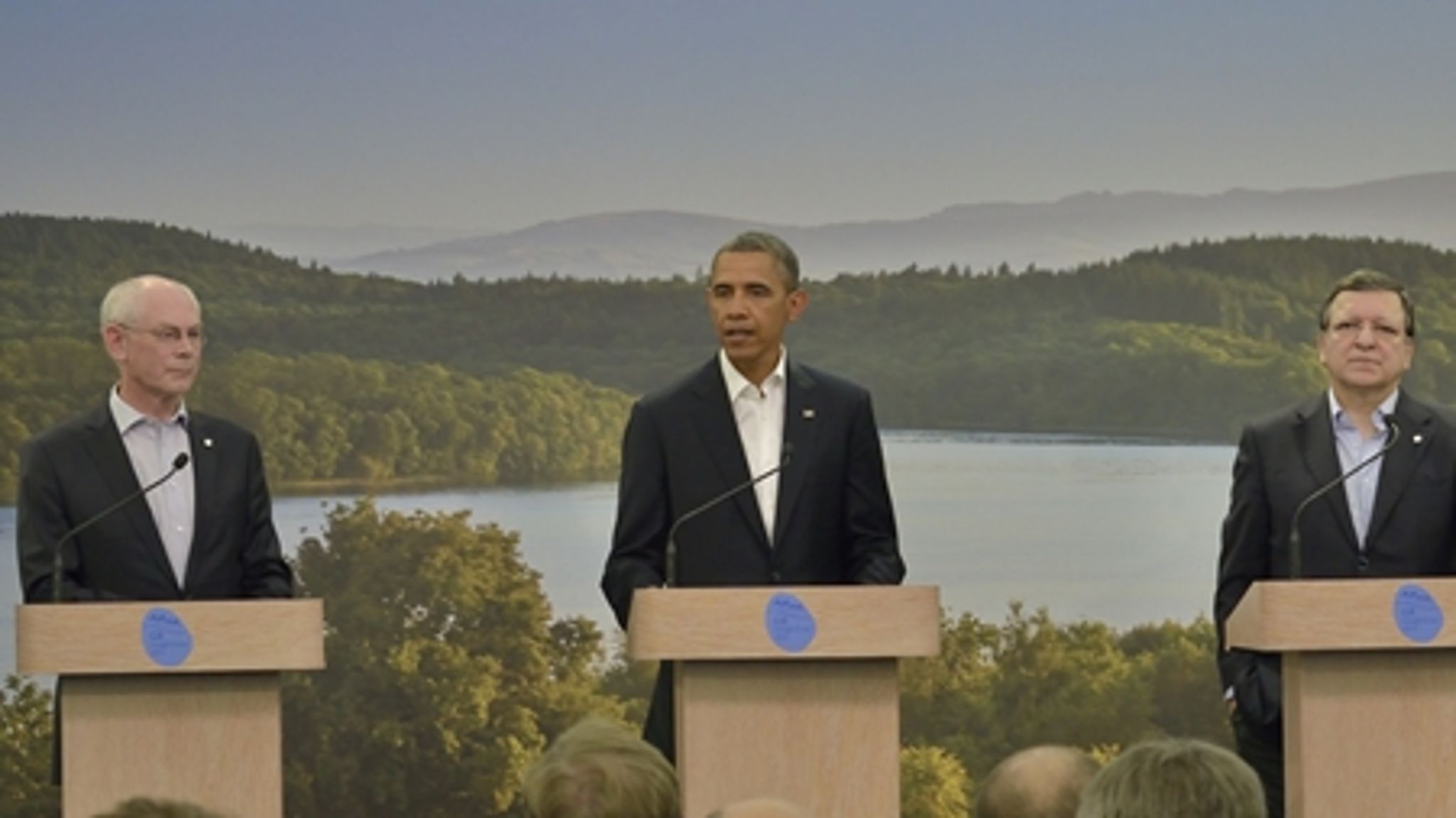 Sidste gang den amerikanske præsident Barack Obama mødtes med EU's topchefer Herman Van Rompuy (t.v.) og José Manuel Barroso (t.h.) var ved G8-mødet i Nordirland sidste år. Nu kommer Obama for første gang til Bruxelles.