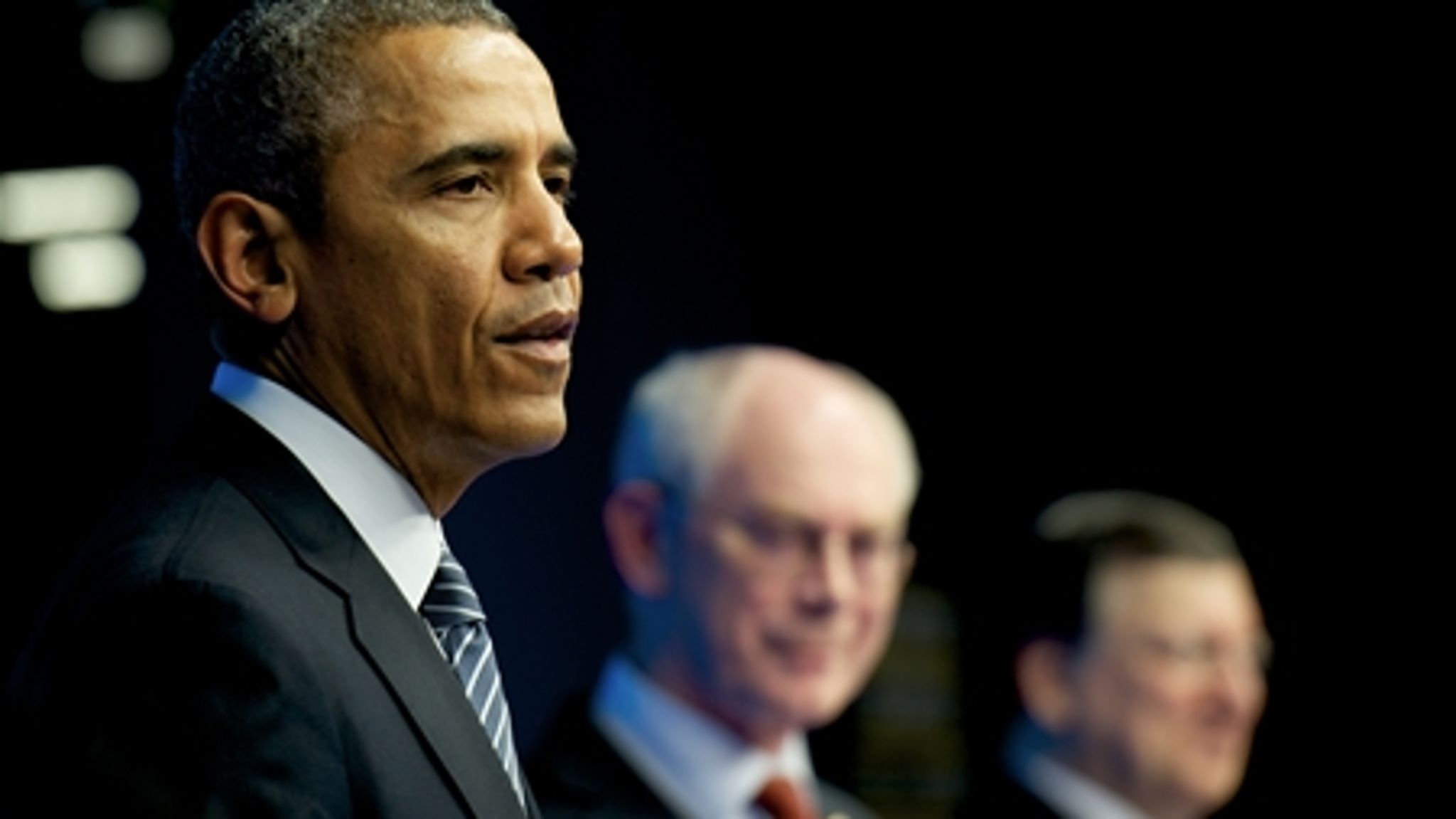Onsdag besøgte USA's præsident, Barack Obama, for første gang EU's hovedkvarter i Bruxelles. Her mødtes han med formand for Det Europæiske Råd Herman Van Rompuy (i midten) og EU-kommissionsformand José Manuel Barroso (t.h).
