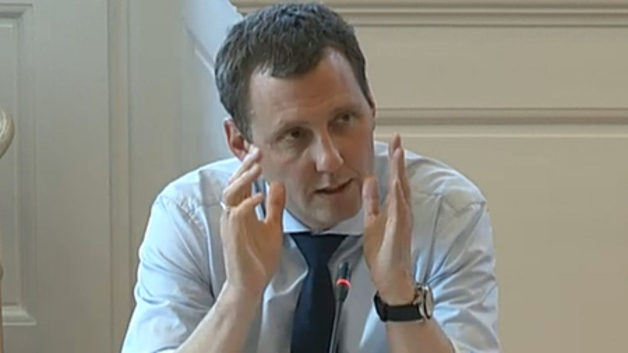 Sundhedsminister Nick Hækkerup (S) fastslog på det åbne samråd, at regionerne er forpligtet til at benytte sig af privathospitalernes kapacitet, hvis de ikke selv kan klare opgaven med at sikre den nye udredningsgaranti.