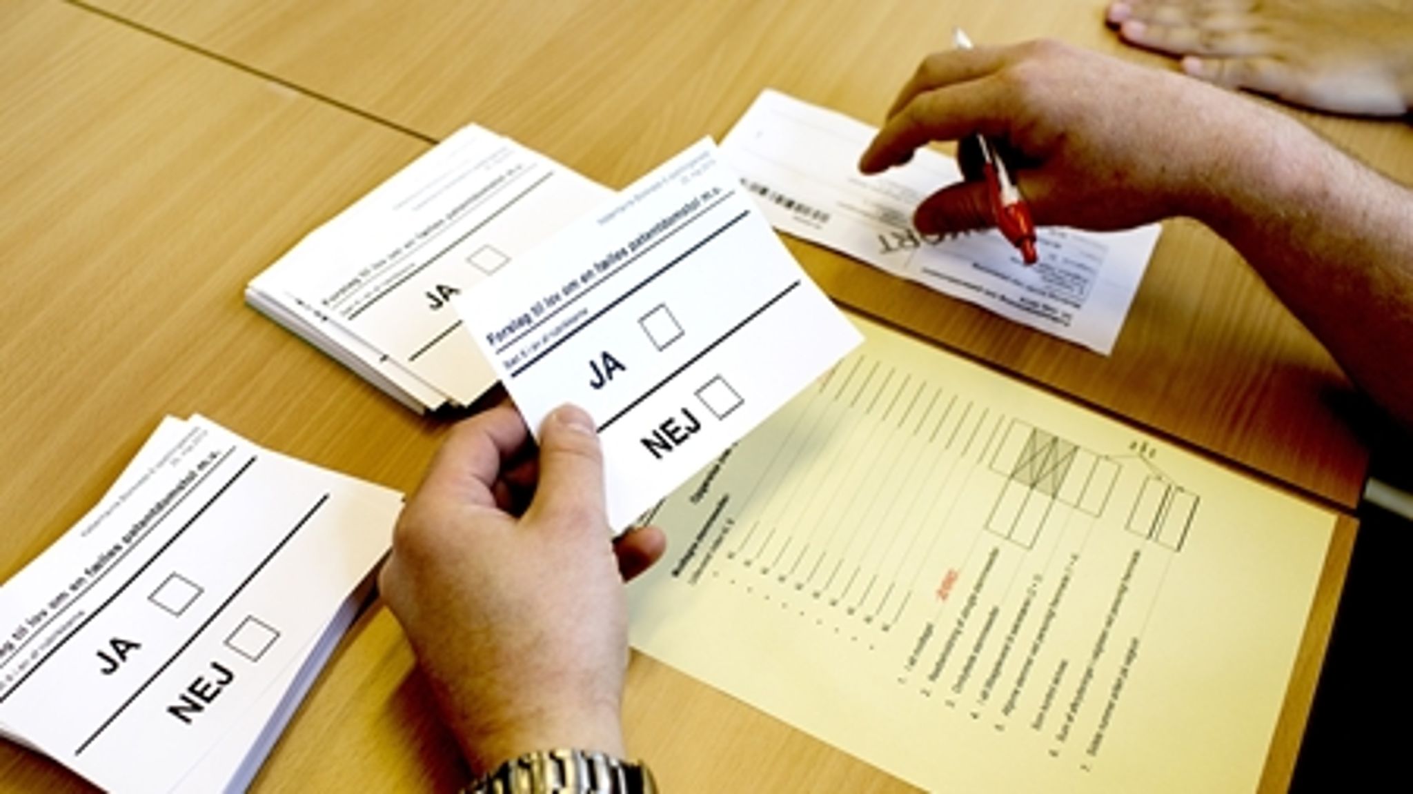 Ved deltagelse i patentdomstolen afgiver Danmark suverænitet. Da både Dansk Folkeparti og Enhedslisten modsatte sig aftalen i Folketinget, måtte den godkendes ved folkeafstemning.