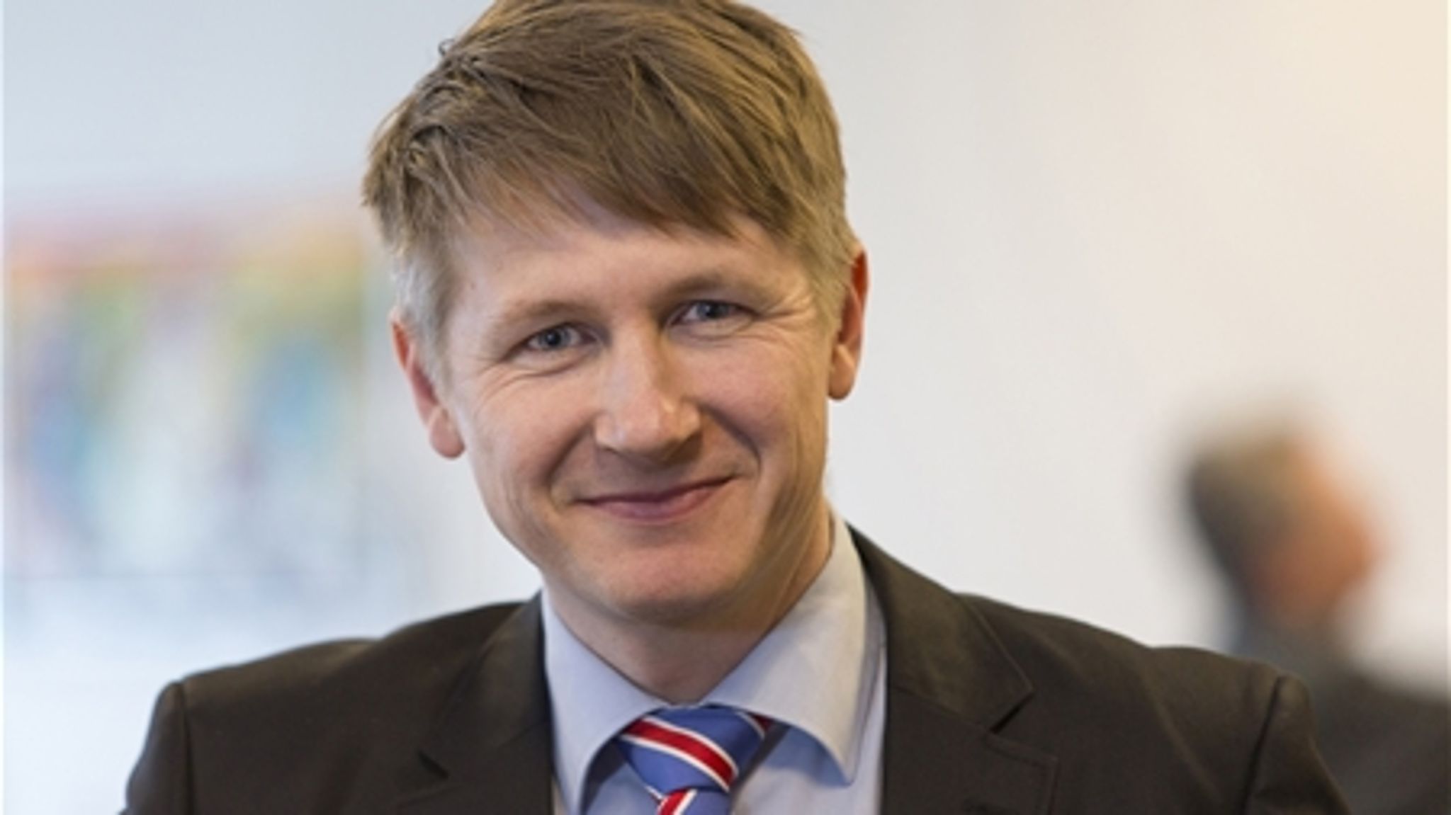 Vi nærmer os et punkt, hvor vi måske skulle kræve net-tiden rationeret i Transportministeriet og erstattet af lidt tvungen lektielæsning, skriver Jacob Chr. Nielsen, administrerende direktør i ITD.