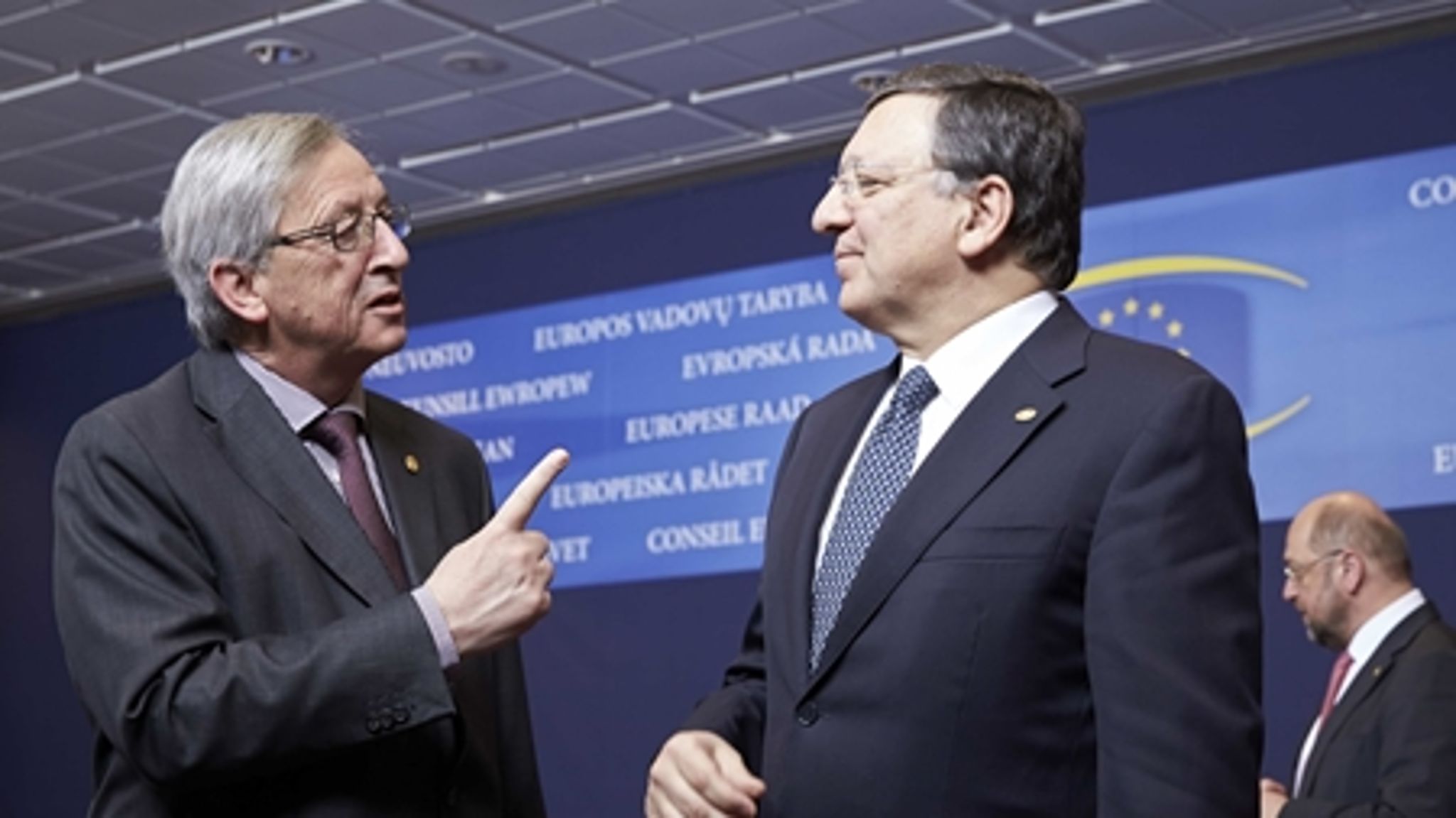 EU's statsledere peger på Luxembourgs tidligere premierminister Jean-Claude Juncker (t.v) som den næste formand for EU-Kommissionen. Her ses han i samtale med den afgående formand José Manuel Barroso (t.h).
