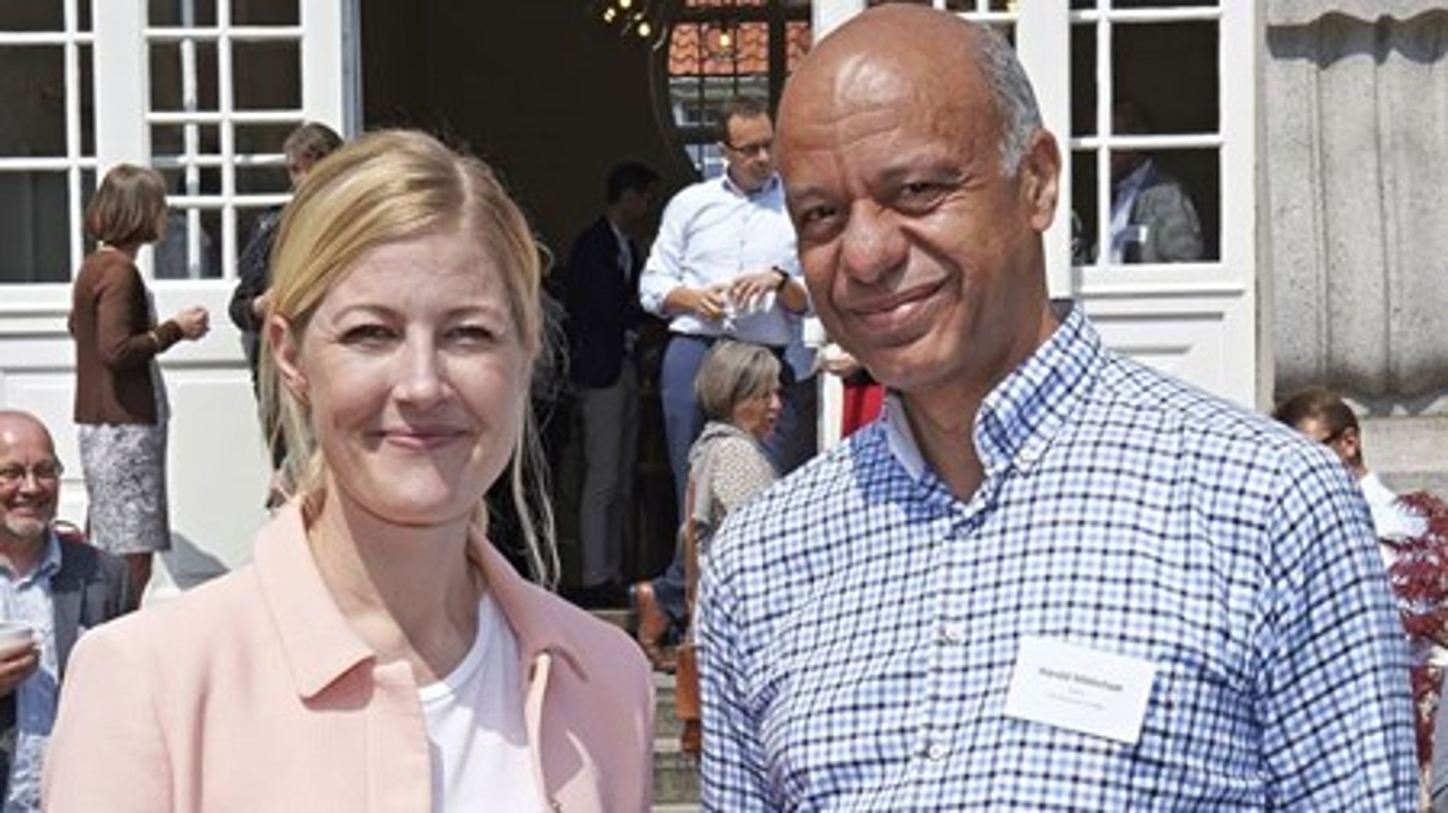 Uddannelsesminister Sofie Carsten Nielsen (R) er ikke umiddelbart klar til at imødekomme formanden for Danske Professionshøjskoler Harald Mikkelsen, som er gået i offensiven for at sikre professionshøjskolerne ret til at udbyde masteruddannelser. <br>