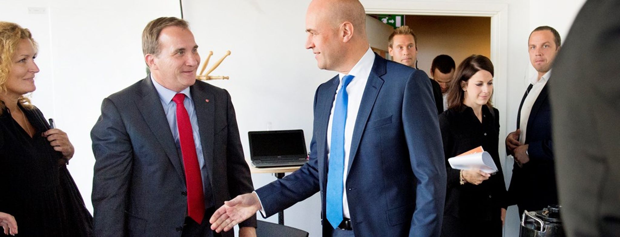 Partilederduel i Kulturhuset i Stockholm mellem statsminister Fredrik Reinfeldt (M) med blåt slips og Socialdemokraternes partileder Stefan Löfven (S) med rødt. Duellen blev sendt i Sveriges Radios P1 i fredags. 