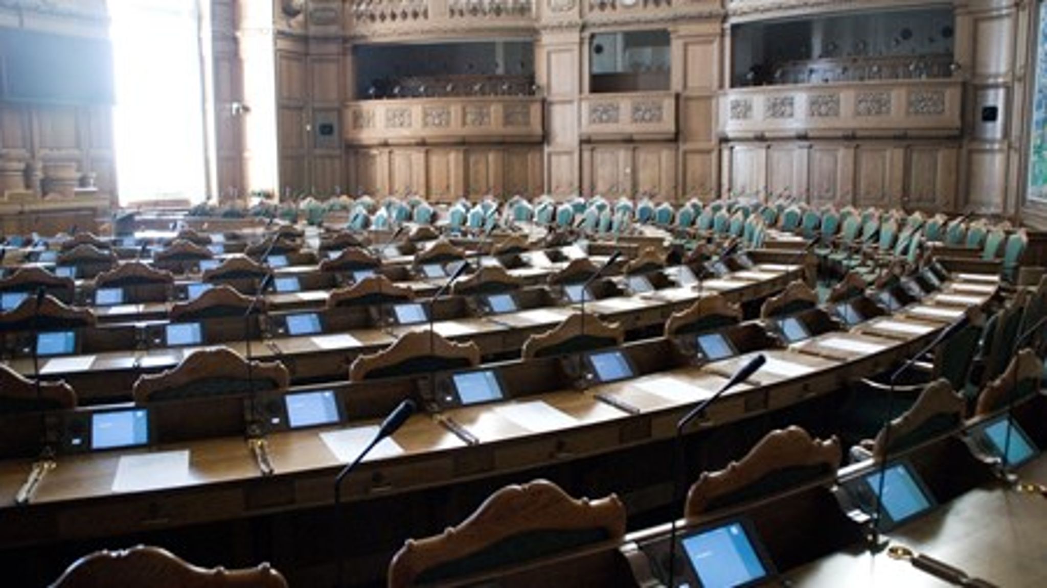 Enhedslisten og Venstre mener, der gik fra lang tid, før Folketinget fik besked om EU-Kommissionens henvendelse.<br><br>