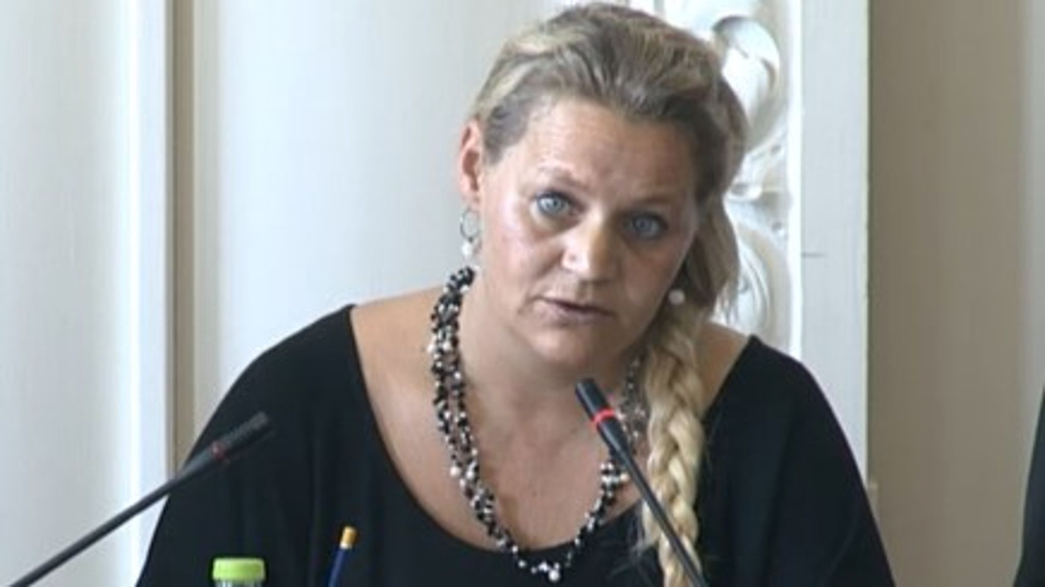 Dansk Folkeparti bakker nu op om ønsket om, at Landsbyggefonden skal have lov at sætte gang i flere renoveringer, end regeringen har foreslået. Boligminister Carsten Hansen (S) har afsluttet de indledende møder om den nye boligaftale. <br>