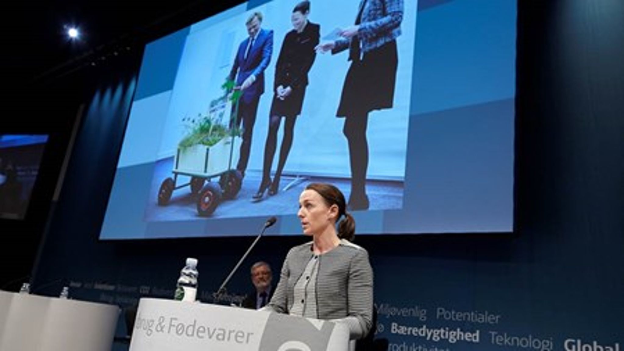 Miljøminister Kirsten Brosbøl (S) mente, at landmændene hellere skulle fokusere på deres egne økonomiske underskud end skælde ud på miljølovgivningen, da hun kom på talerstolen til delegeretmøde. 